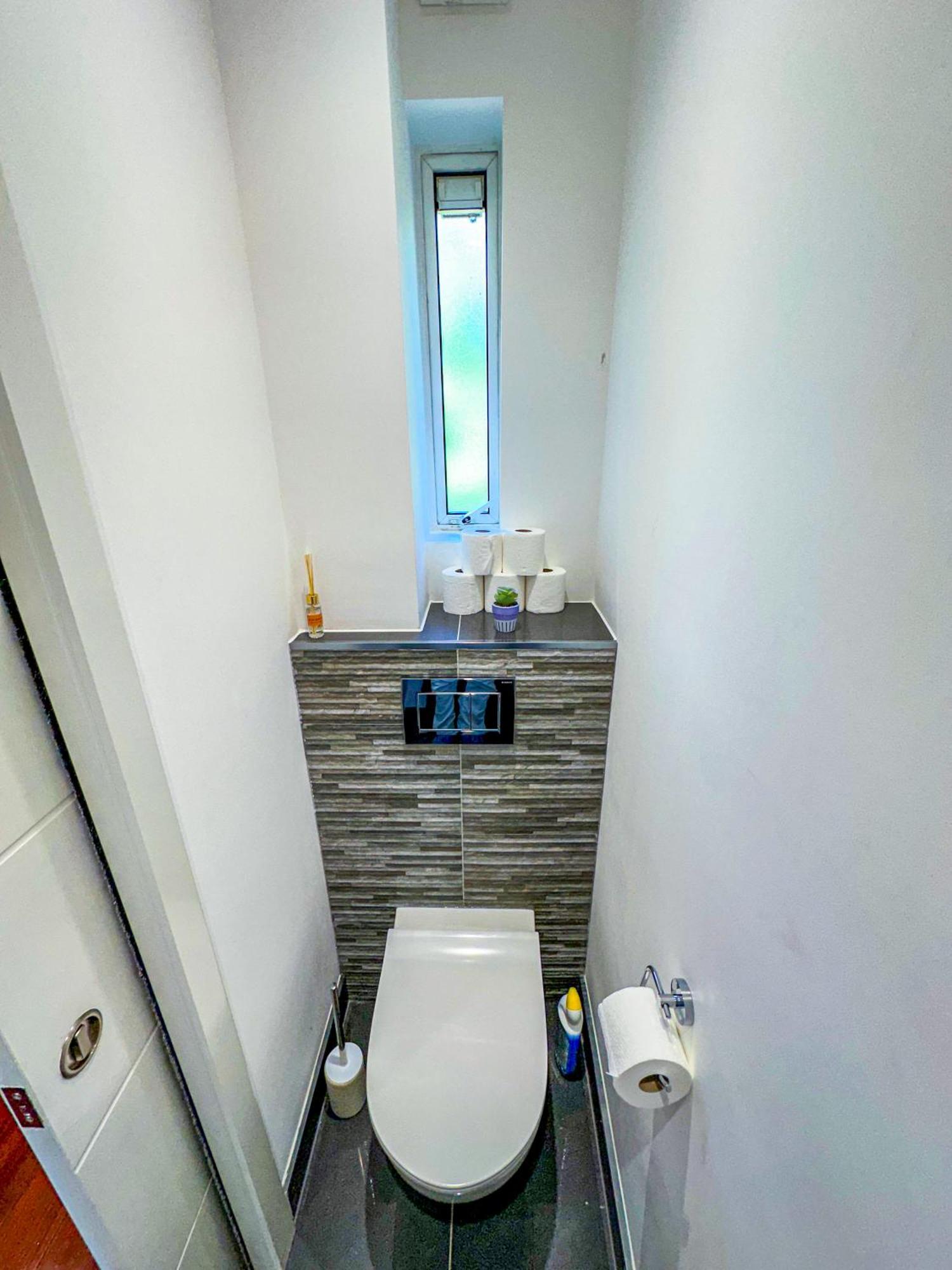 Cozy 2-bedroom Flat With Private Balcony Near Islington Station, Canonbury Apartment *
