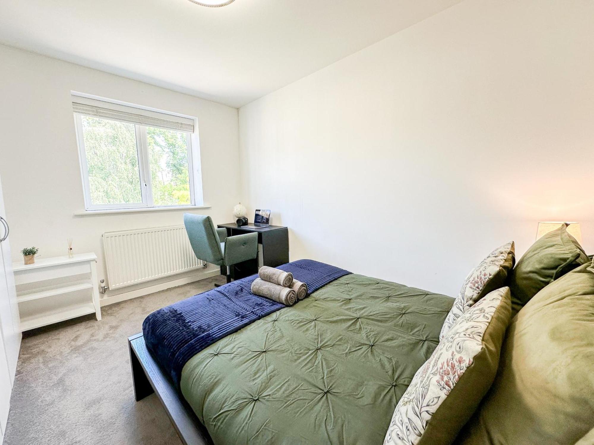 Cozy 2-bedroom Flat With Private Balcony Near Islington Station, Canonbury Apartment *