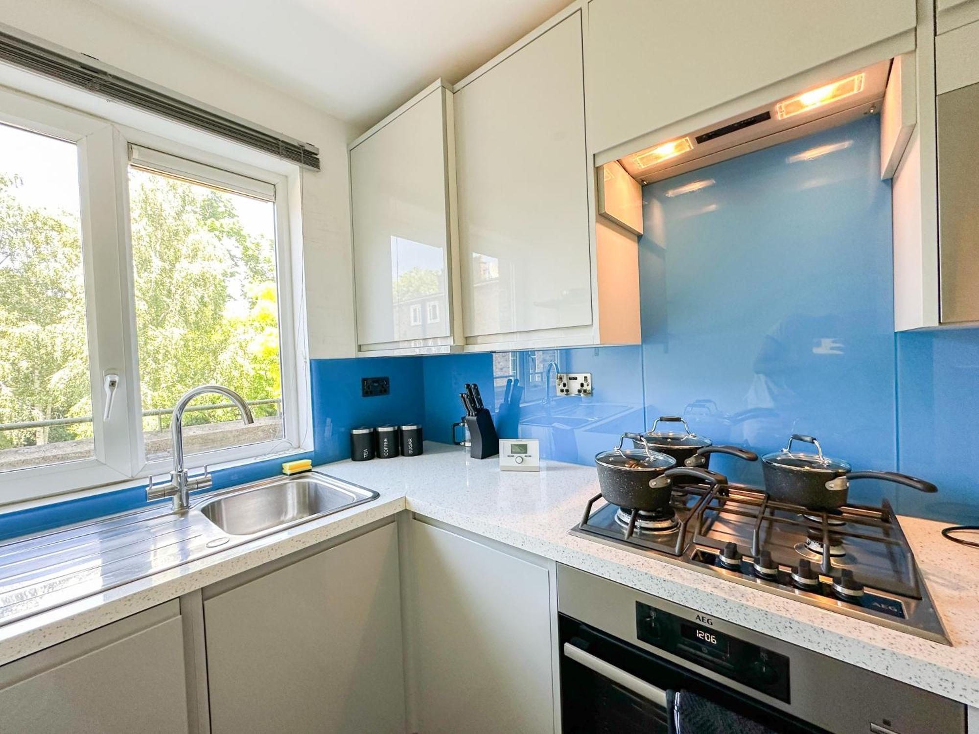 Cozy 2-bedroom Flat With Private Balcony Near Islington Station, Canonbury * London
