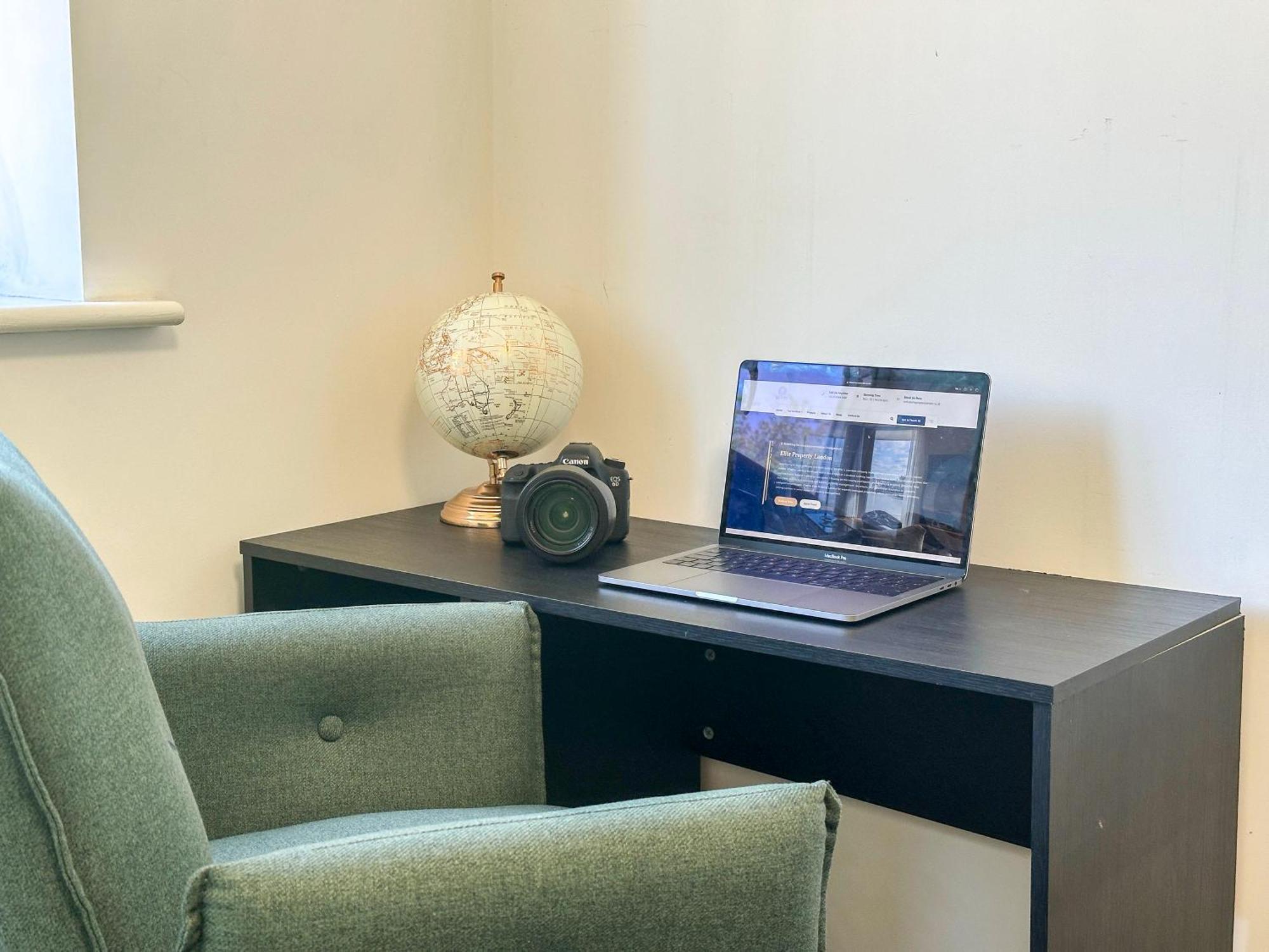 Cozy 2-bedroom Flat With Private Balcony Near Islington Station, Canonbury Apartment *