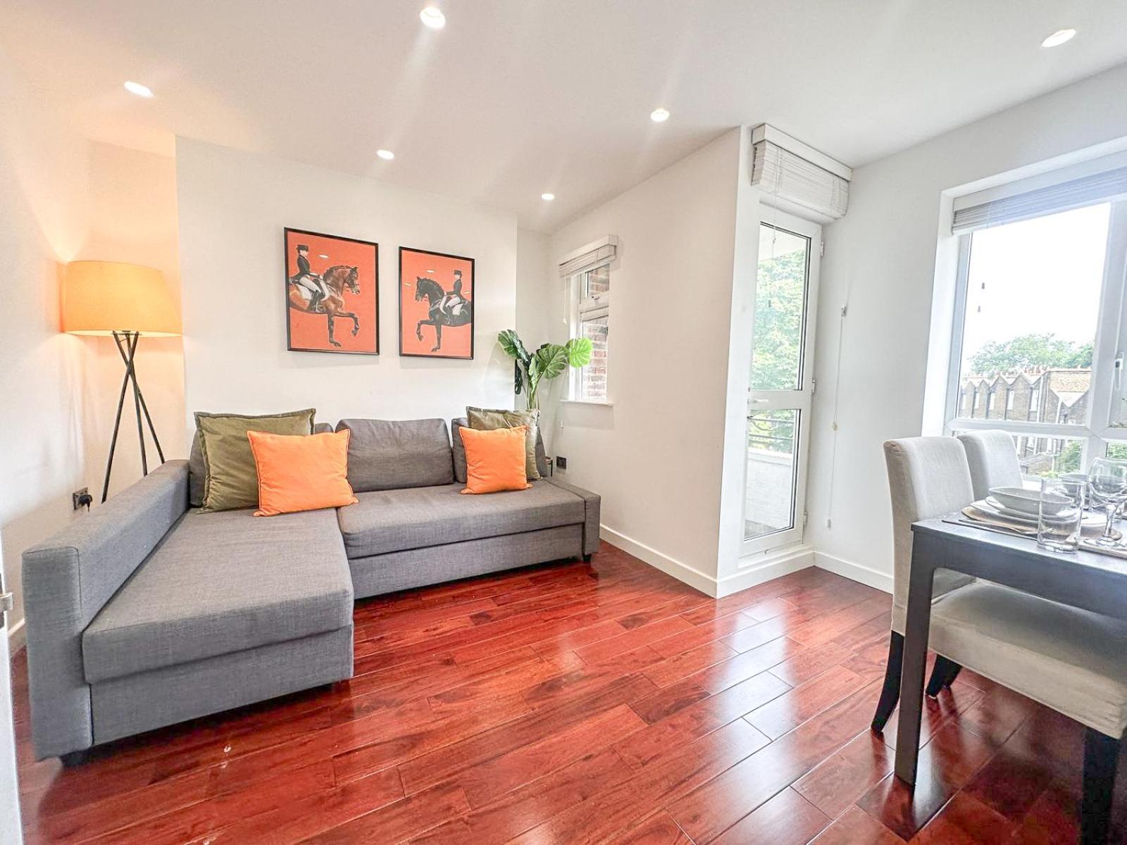 Cozy 2-bedroom Flat With Private Balcony Near Islington Station, Canonbury * London