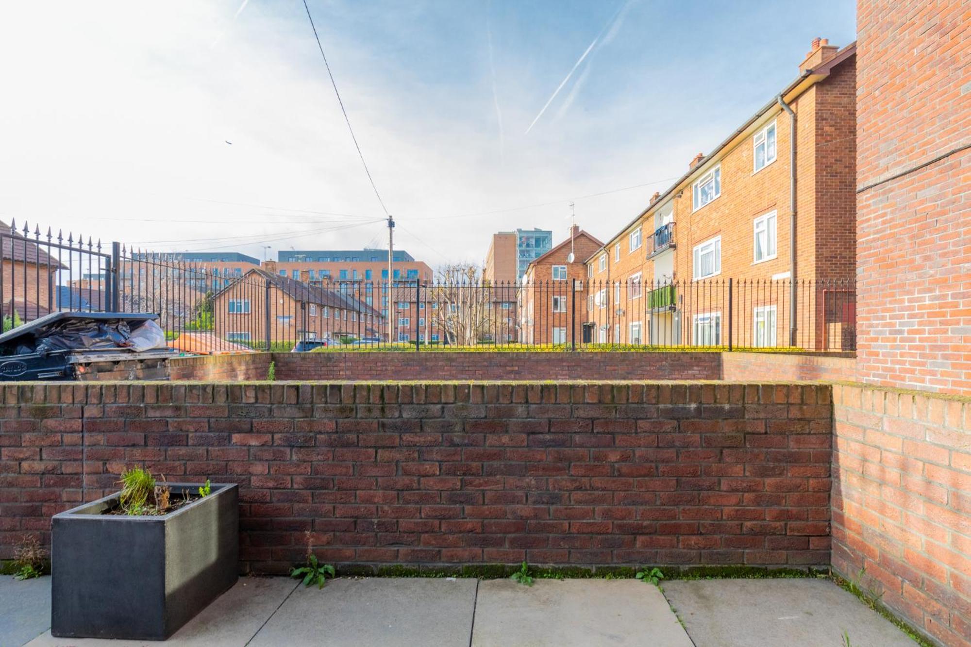 Spacious 3bd Flat Near Airport Appartement Londen