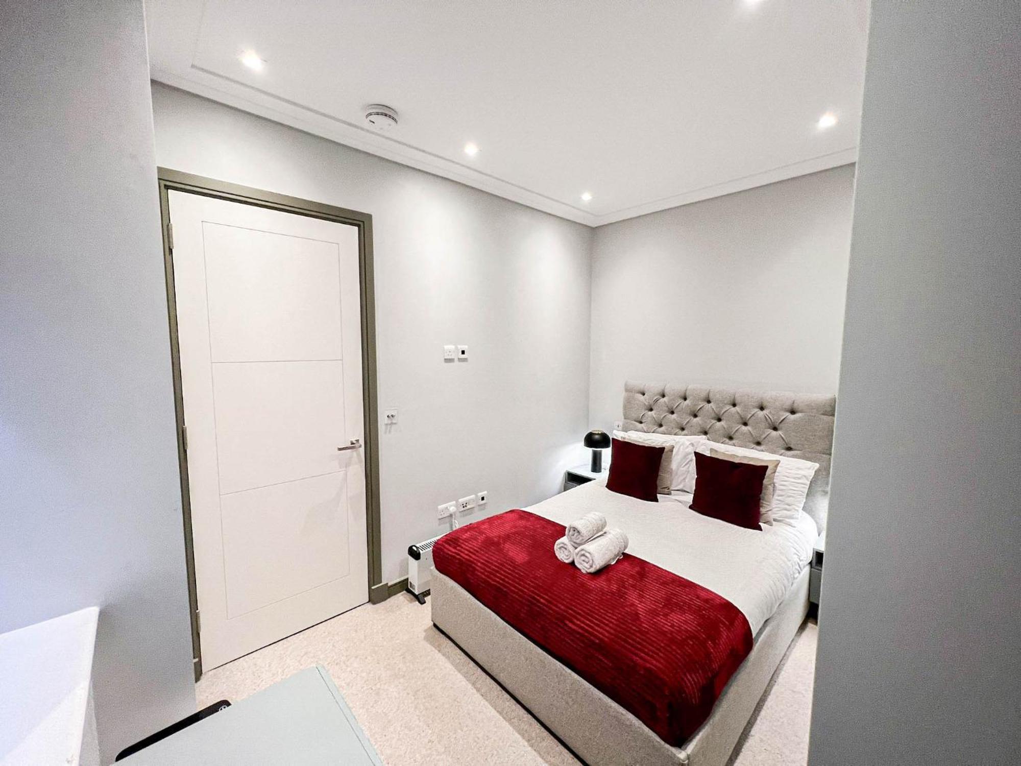 Luxurious 3-bedroom & 3 Bathroom Flat With Indoor Fireplace And Patio In Mayfair Appartement Londen