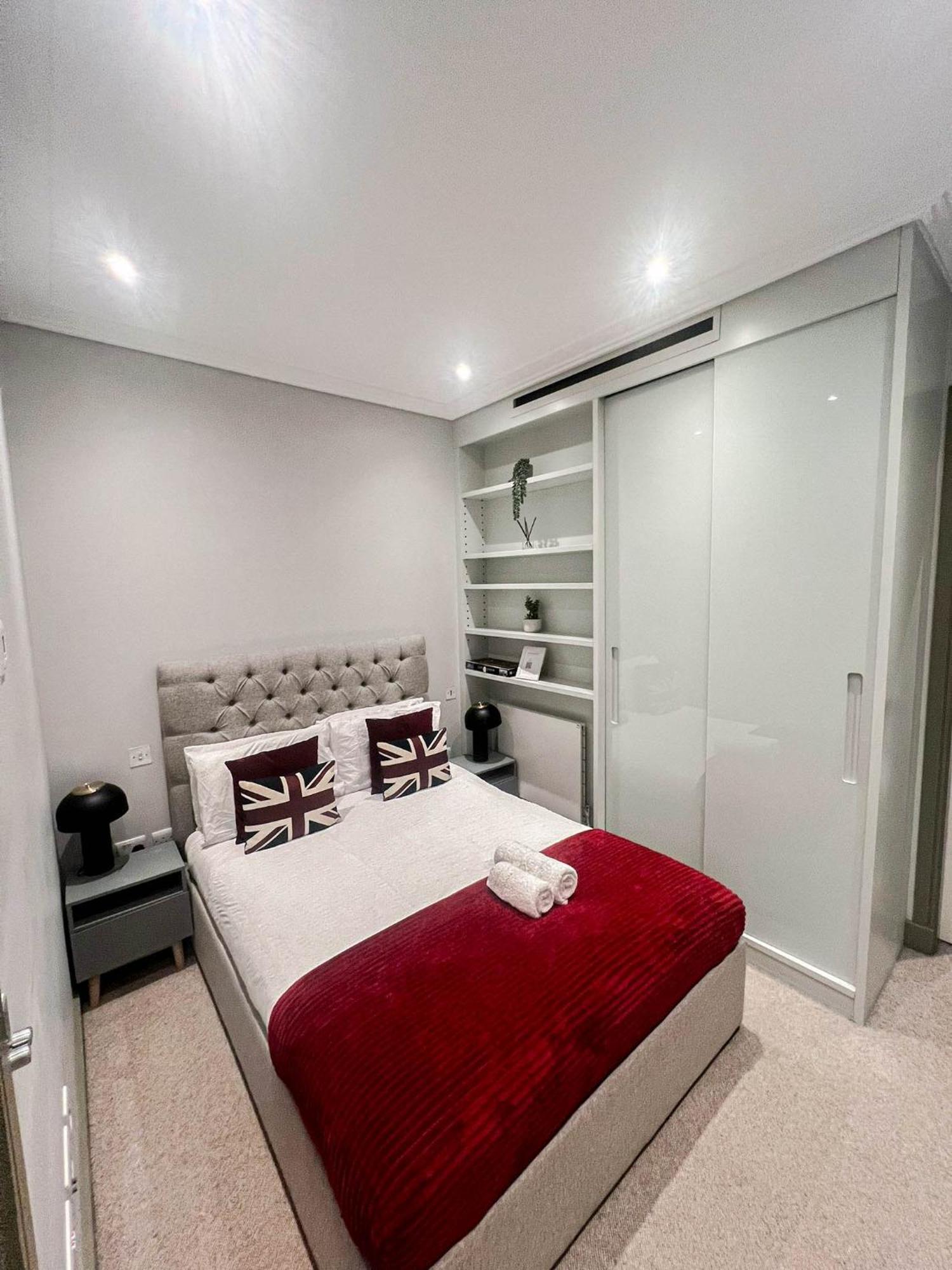 Appartement Luxurious 3-bedroom & 3 Bathroom Flat With Indoor Fireplace And Patio In Mayfair Londen