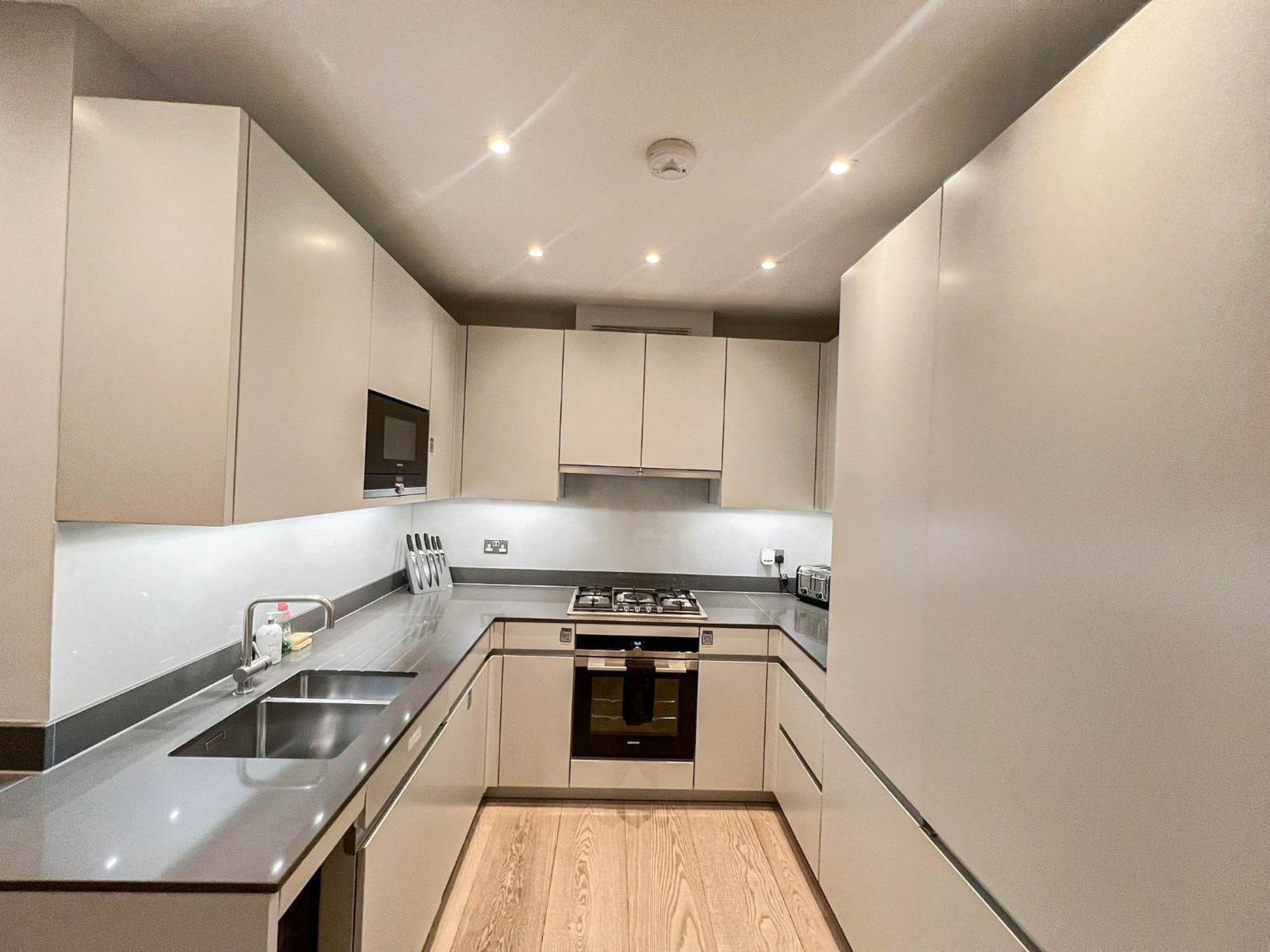 Luxurious 3-bedroom & 3 Bathroom Flat With Indoor Fireplace And Patio In Mayfair Londen