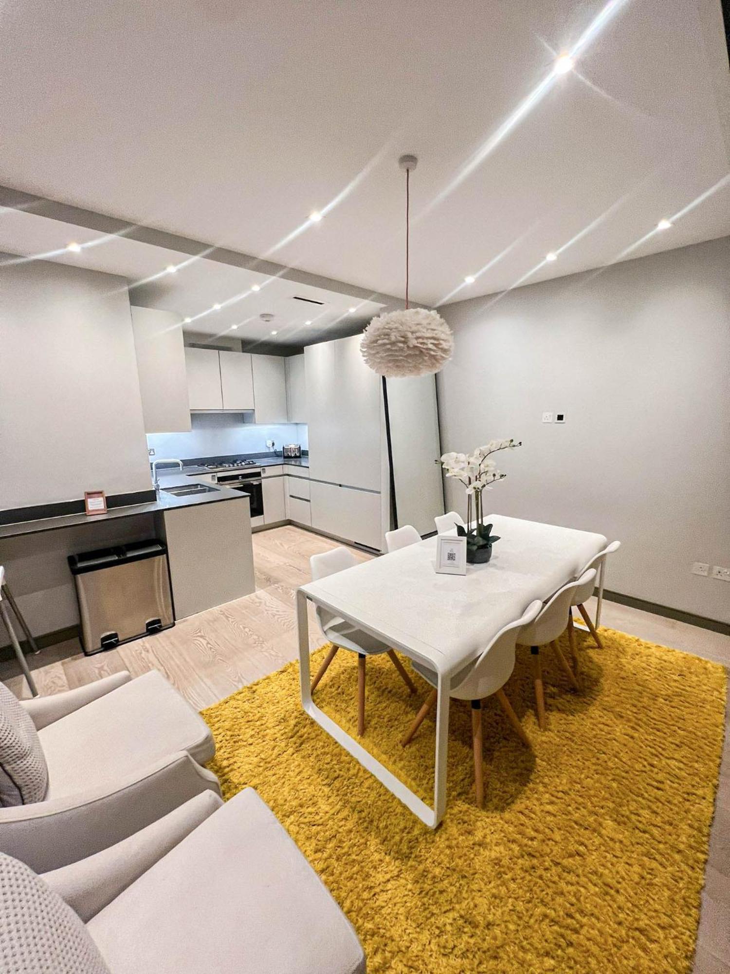Luxurious 3-bedroom & 3 Bathroom Flat With Indoor Fireplace And Patio In Mayfair Appartement Londen