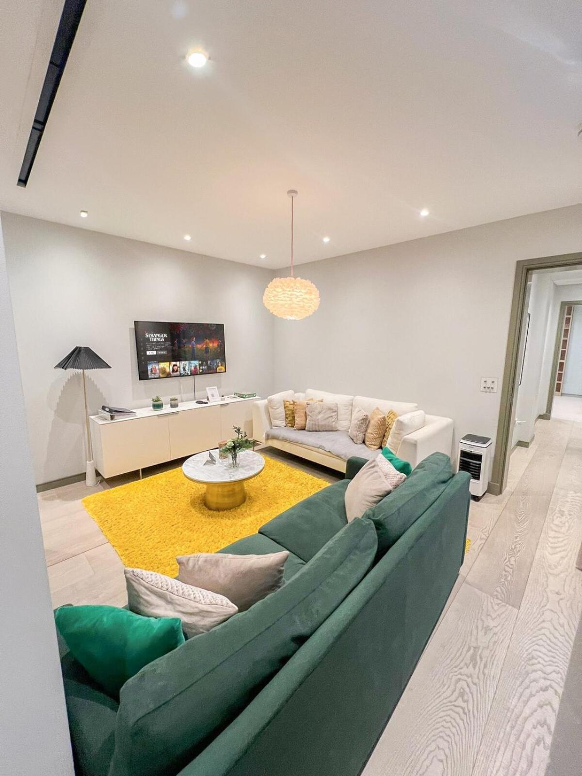 Appartement Luxurious 3-bedroom & 3 Bathroom Flat With Indoor Fireplace And Patio In Mayfair Londen