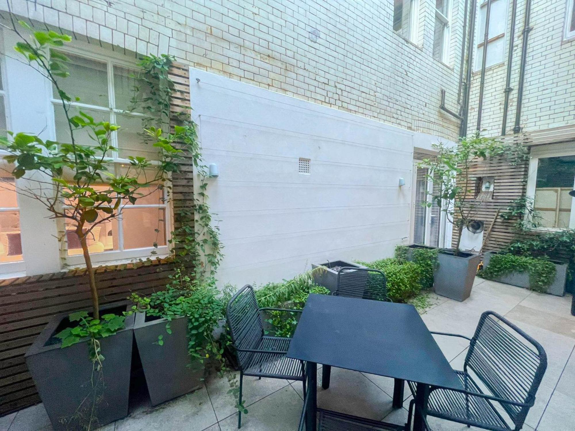 Luxurious 3-bedroom & 3 Bathroom Flat With Indoor Fireplace And Patio In Mayfair Londen