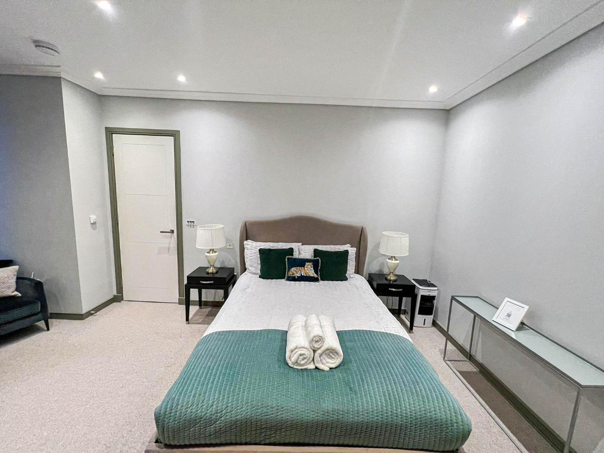 Luxurious 3-bedroom & 3 Bathroom Flat With Indoor Fireplace And Patio In Mayfair Appartement Londen