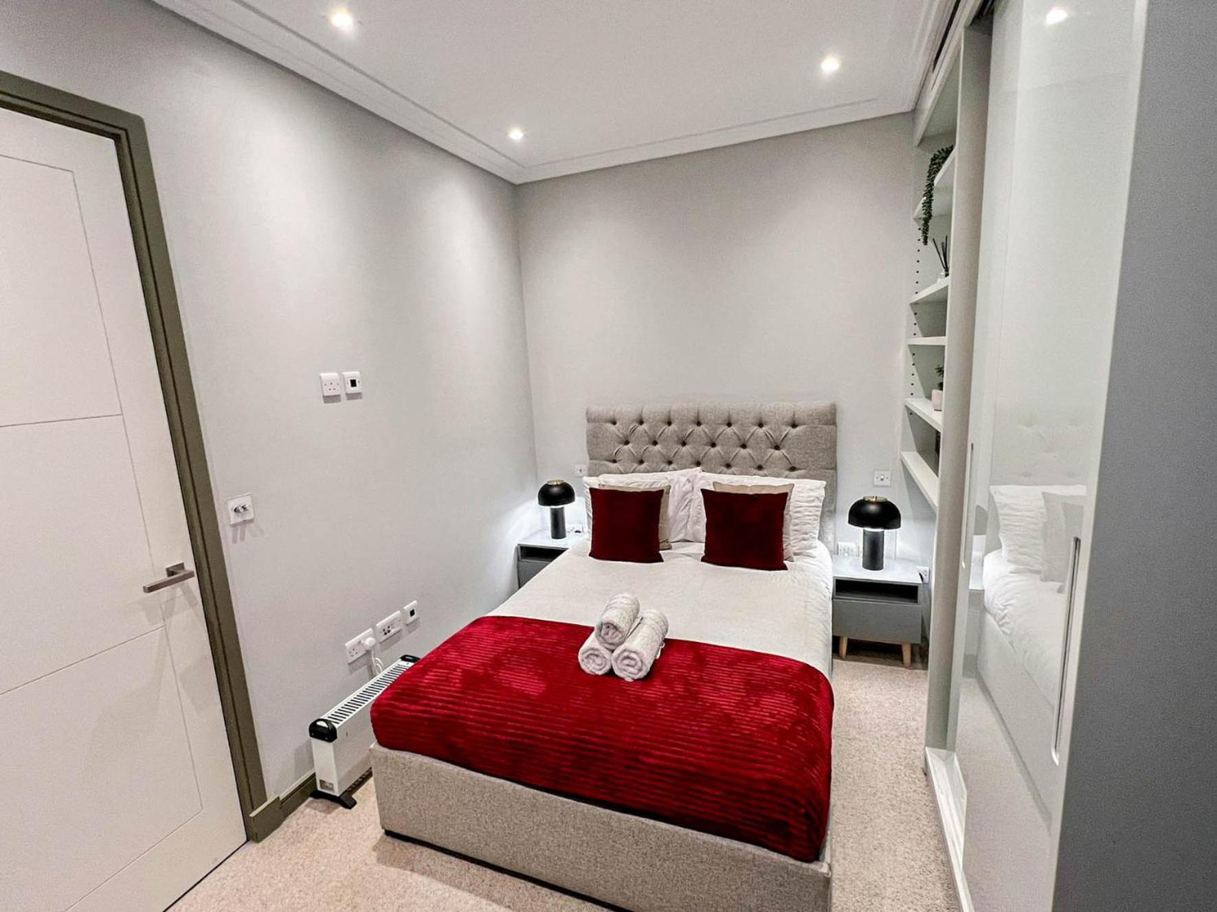 Luxurious 3-bedroom & 3 Bathroom Flat With Indoor Fireplace And Patio In Mayfair Appartement Londen
