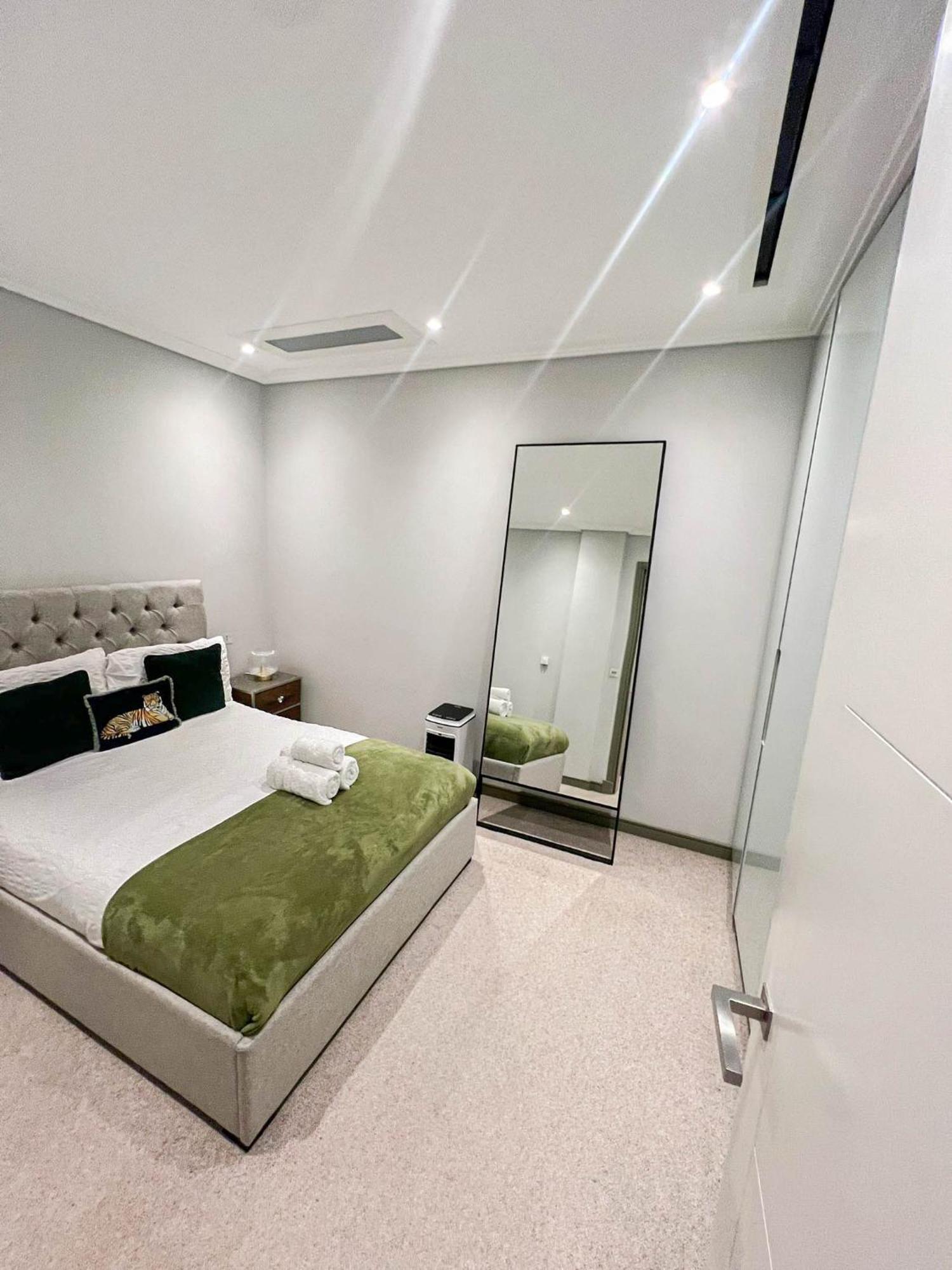 Appartement Luxurious 3-bedroom & 3 Bathroom Flat With Indoor Fireplace And Patio In Mayfair Londen