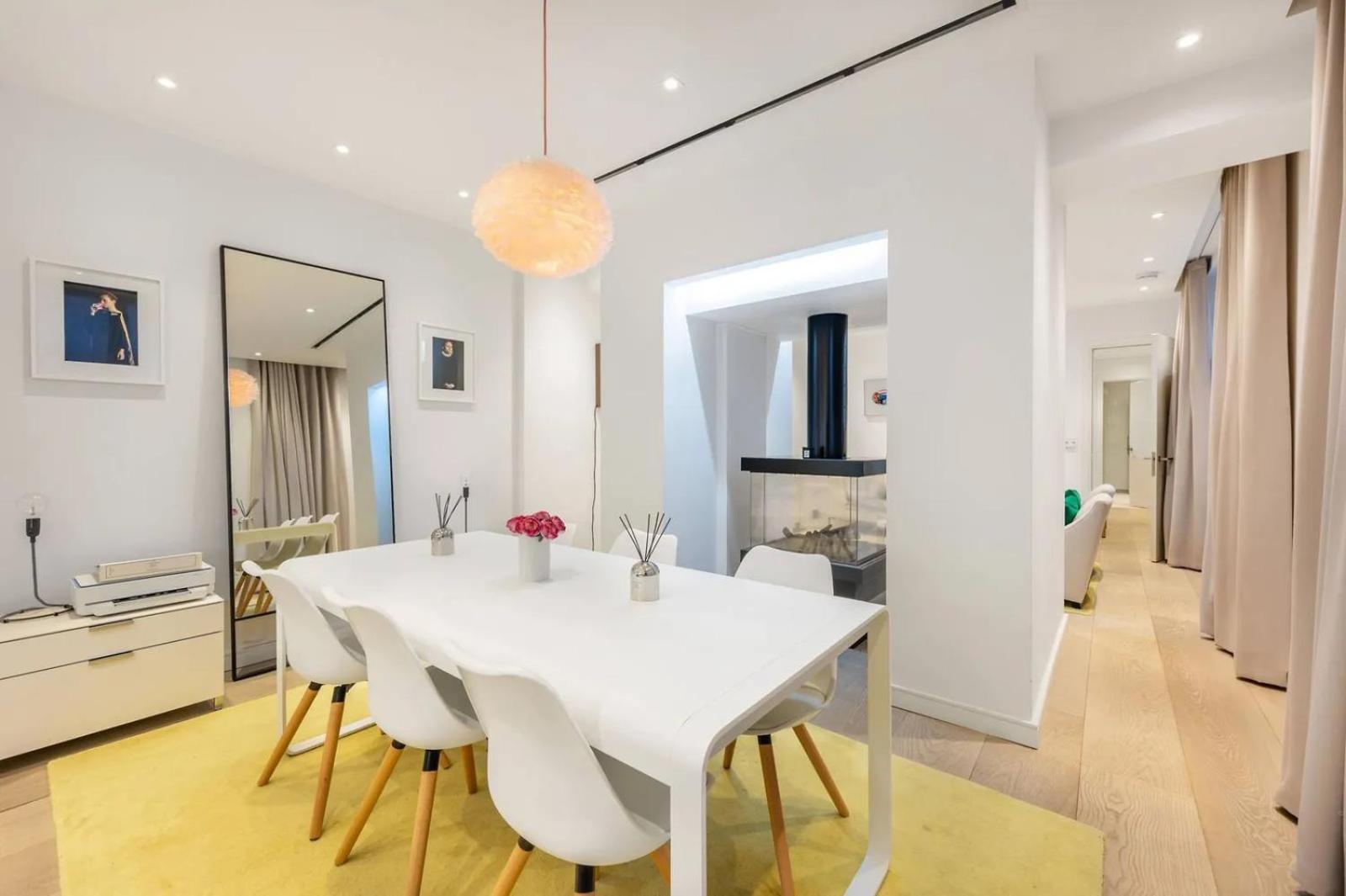 Luxurious 3-bedroom & 3 Bathroom Flat With Indoor Fireplace And Patio In Mayfair * Londen