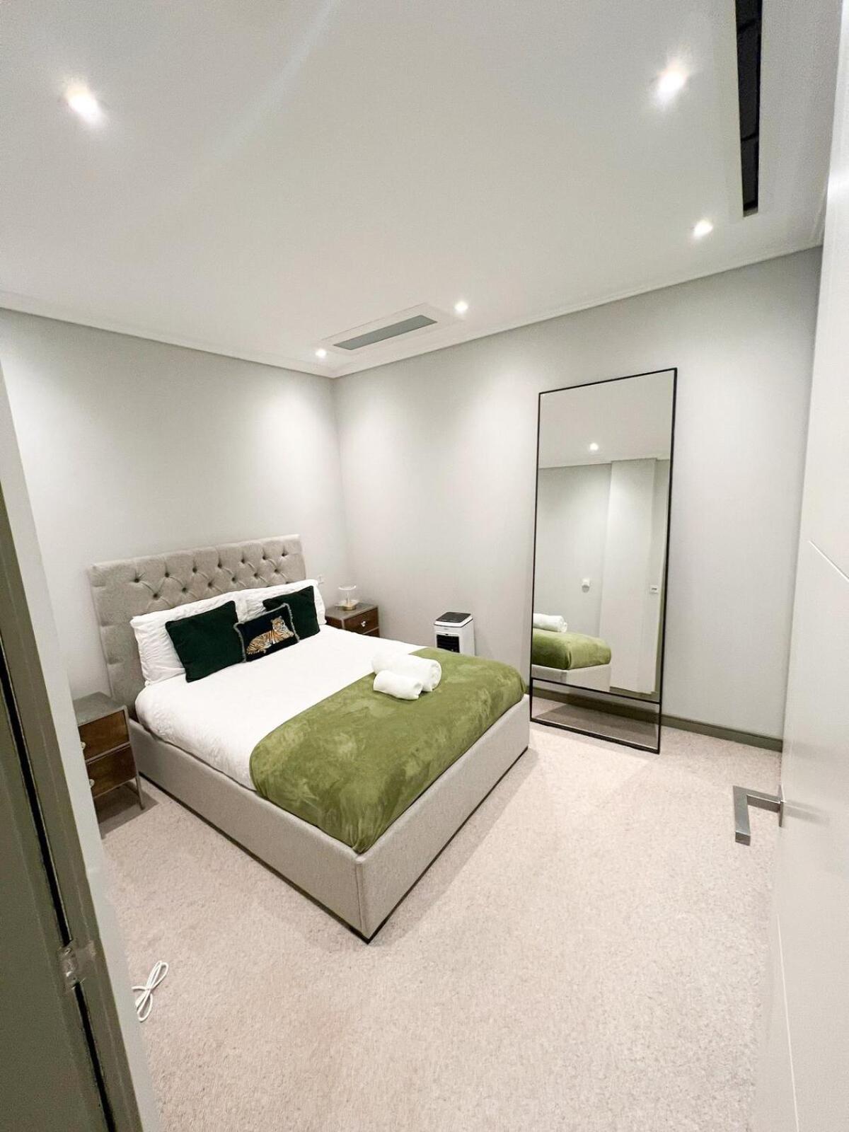 Luxurious 3-bedroom & 3 Bathroom Flat With Indoor Fireplace And Patio In Mayfair Appartement Londen