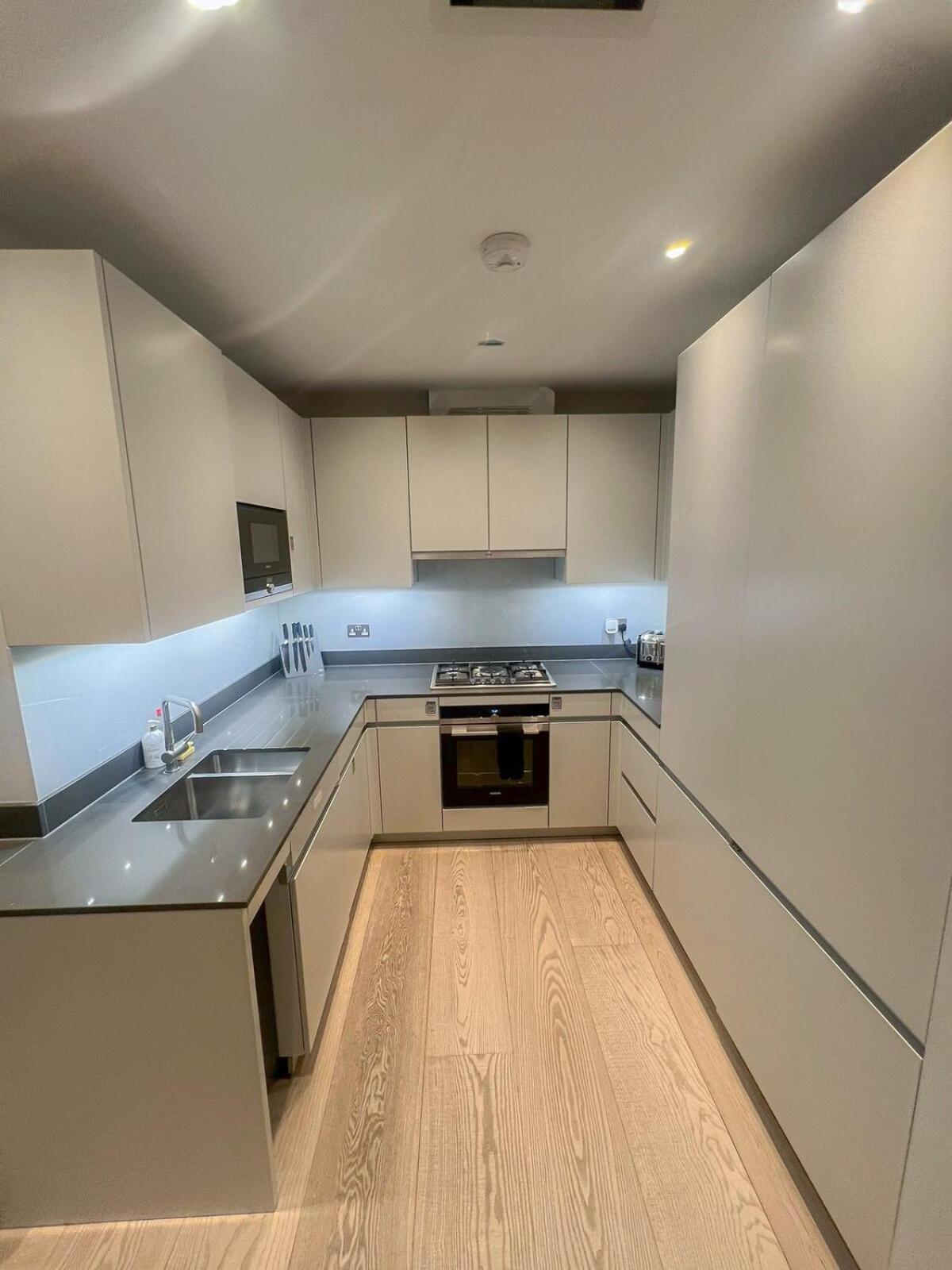 Appartement Luxurious 3-bedroom & 3 Bathroom Flat With Indoor Fireplace And Patio In Mayfair Londen