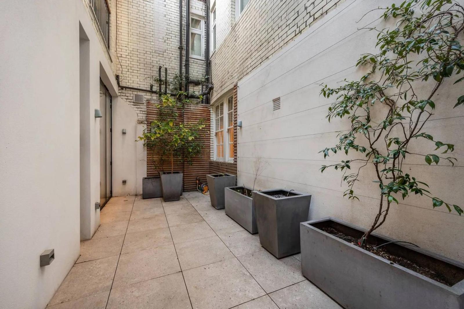 Luxurious 3-bedroom & 3 Bathroom Flat With Indoor Fireplace And Patio In Mayfair Londen