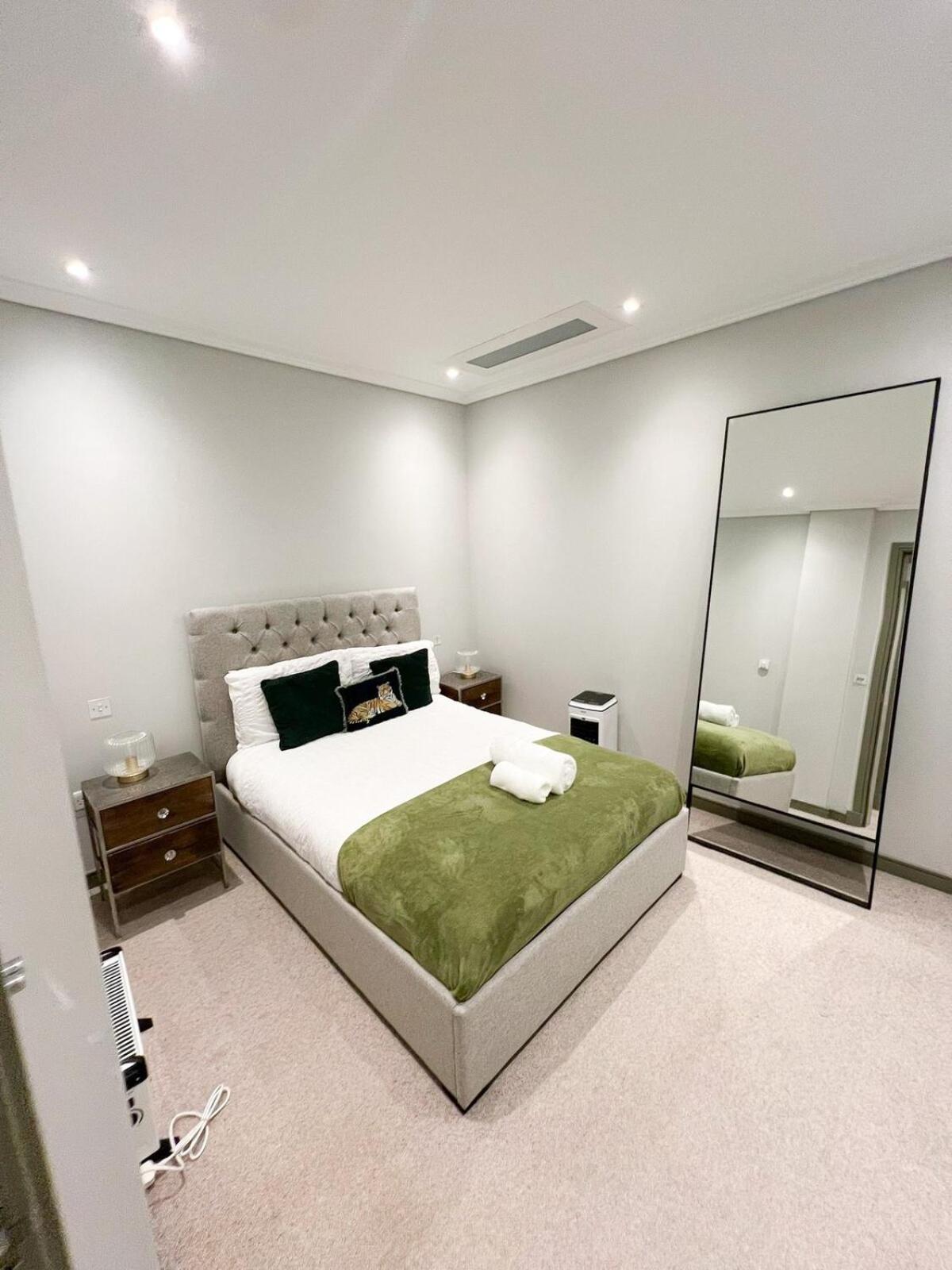 Appartement Luxurious 3-bedroom & 3 Bathroom Flat With Indoor Fireplace And Patio In Mayfair Londen