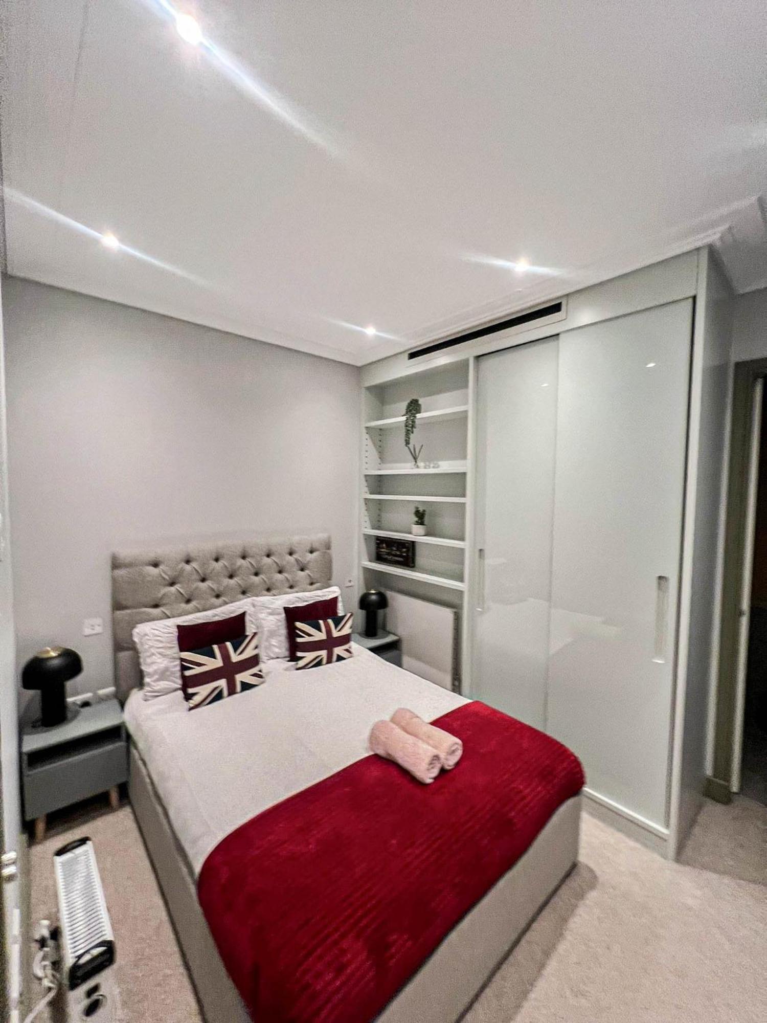 Luxurious 3-bedroom & 3 Bathroom Flat With Indoor Fireplace And Patio In Mayfair * Londen