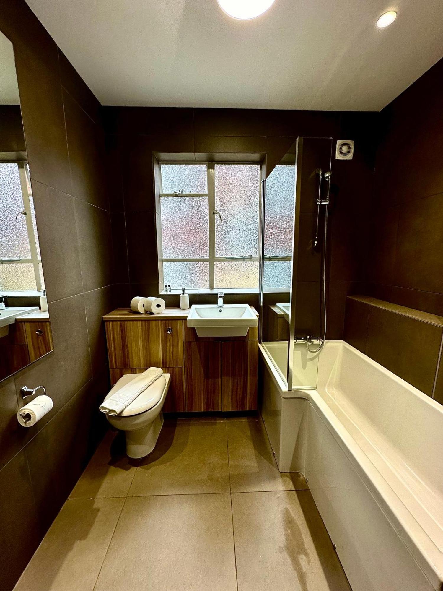 Quiet Residential Area Modern And Cozy Two Bed In Hampstead Apartment