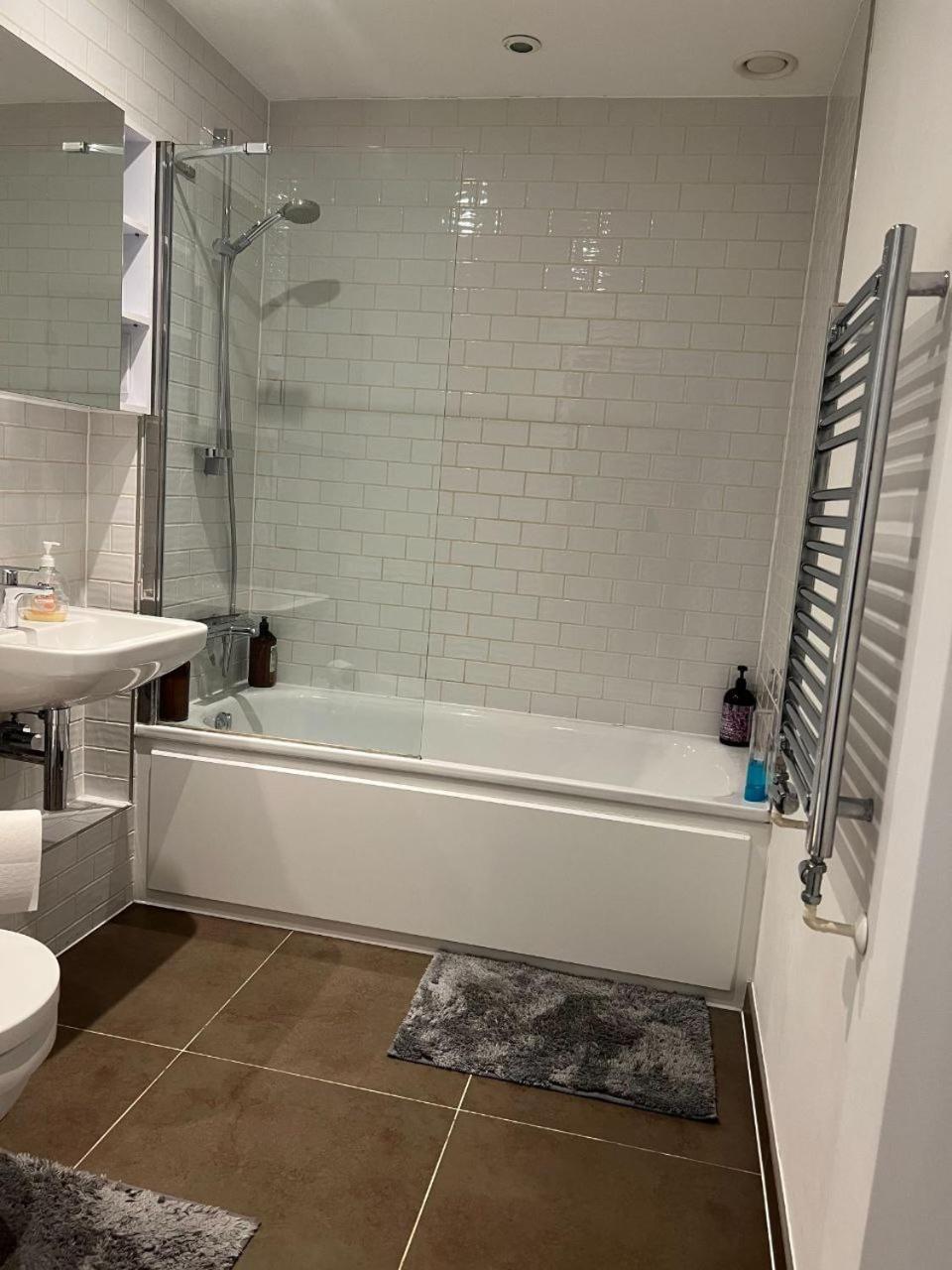 Apartment Lovely 1bed Flat 10mins To Canary Wharf & Parking London