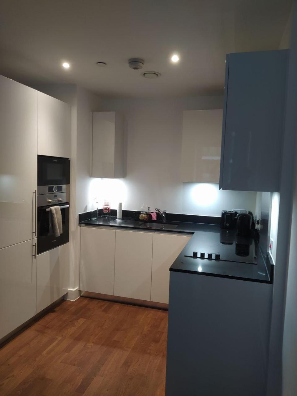 Lovely 1bed Flat 10mins To Canary Wharf & Parking London