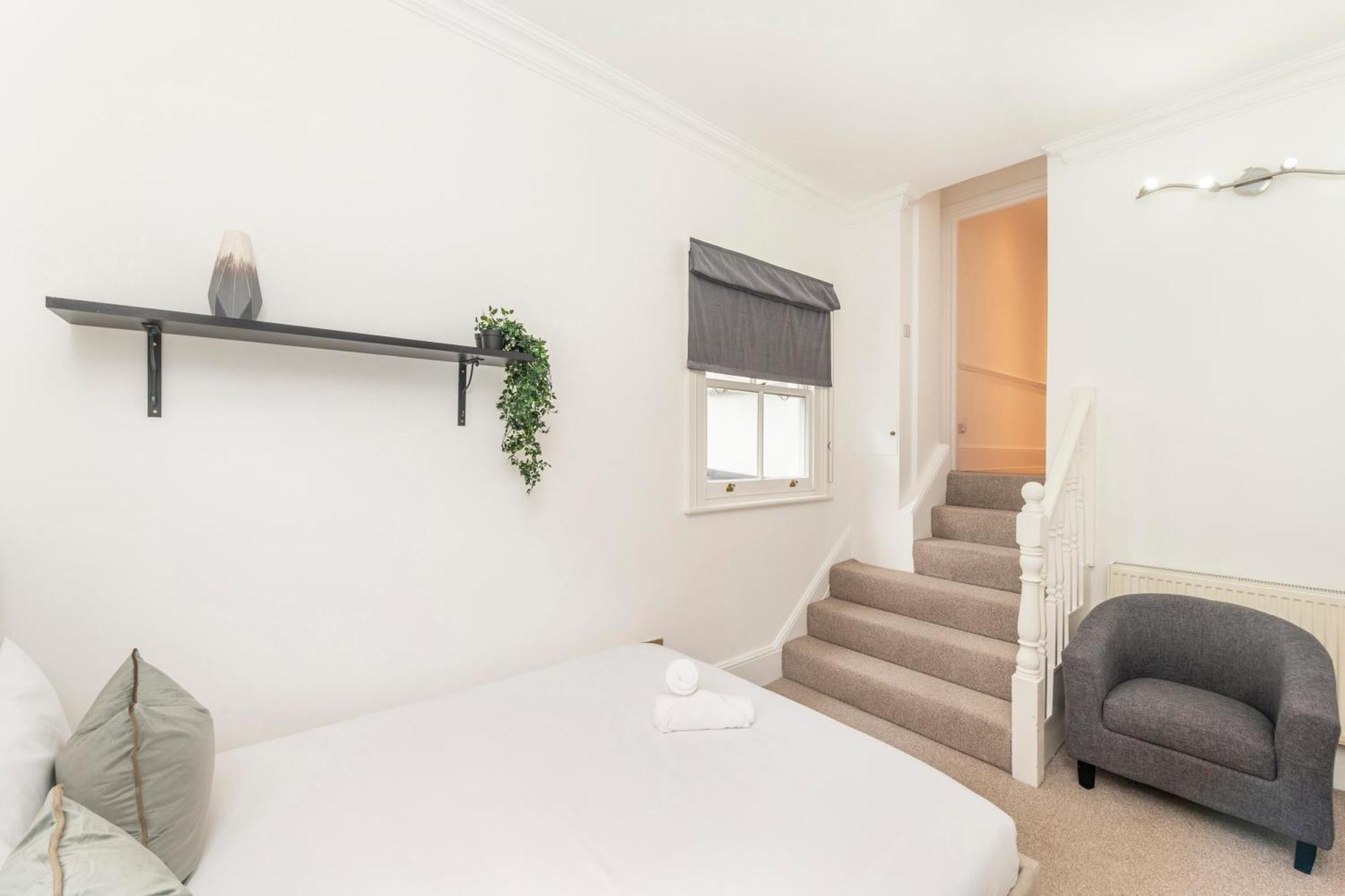 2 Min Walk Earls Court Station - Luxury 2 Bedroom Flat London