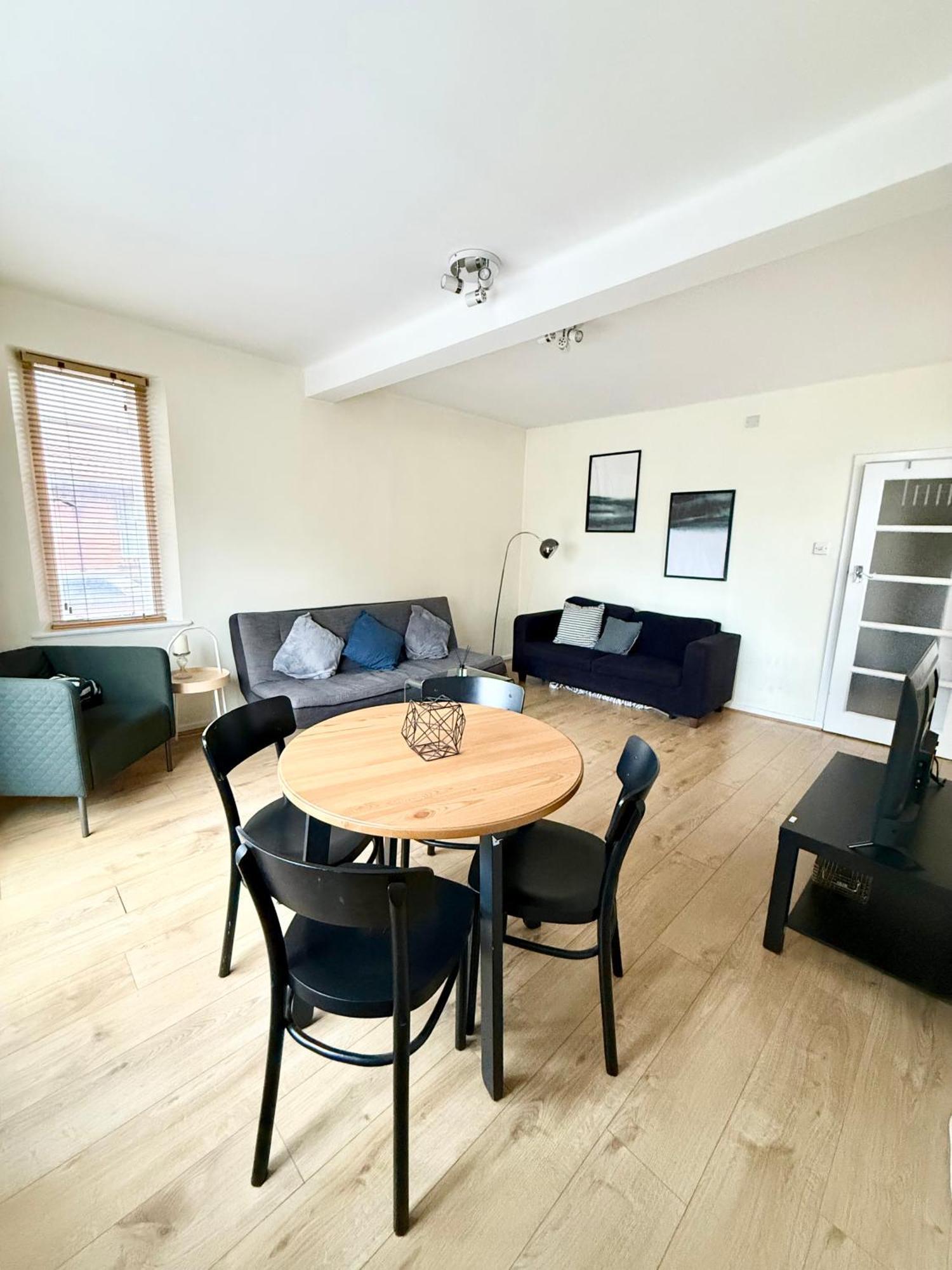 Spacious 2 Bed Flat Grade 2 Art Deco Building Londen
