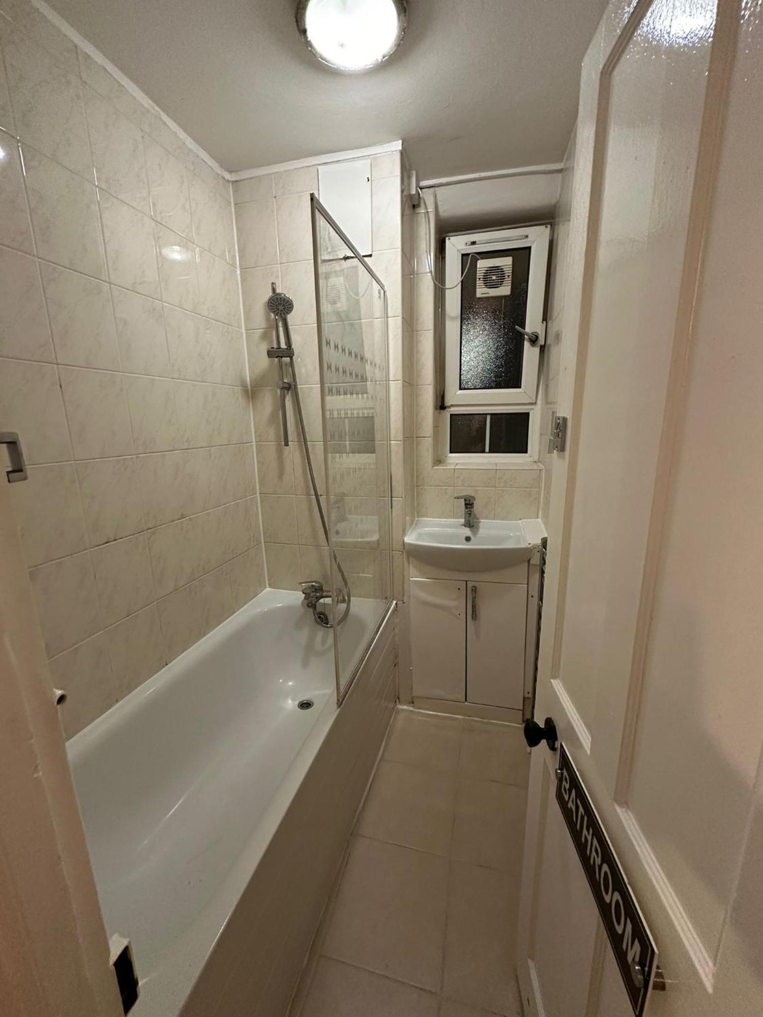 Beautiful Private Double In A Shared 3-bedroom Minutes Walk From Bethnal Apartment London