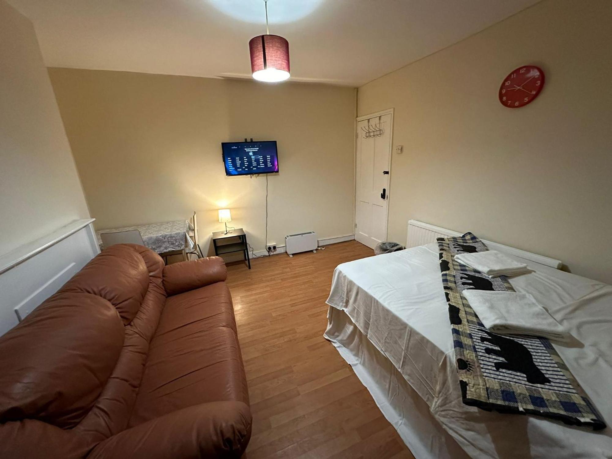 Beautiful Private Double In A Shared 3-bedroom Minutes Walk From Bethnal London