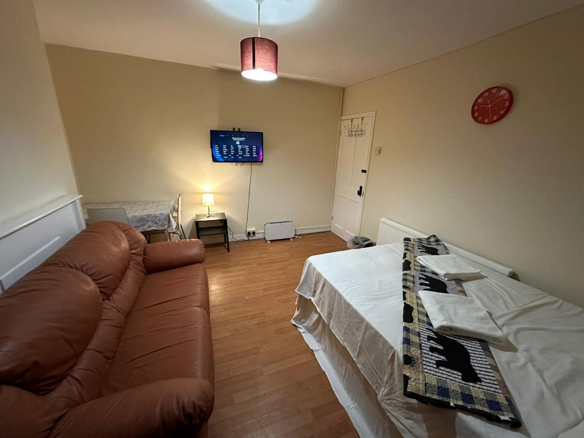 Beautiful Private Double In A Shared 3-bedroom Minutes Walk From Bethnal Apartment London