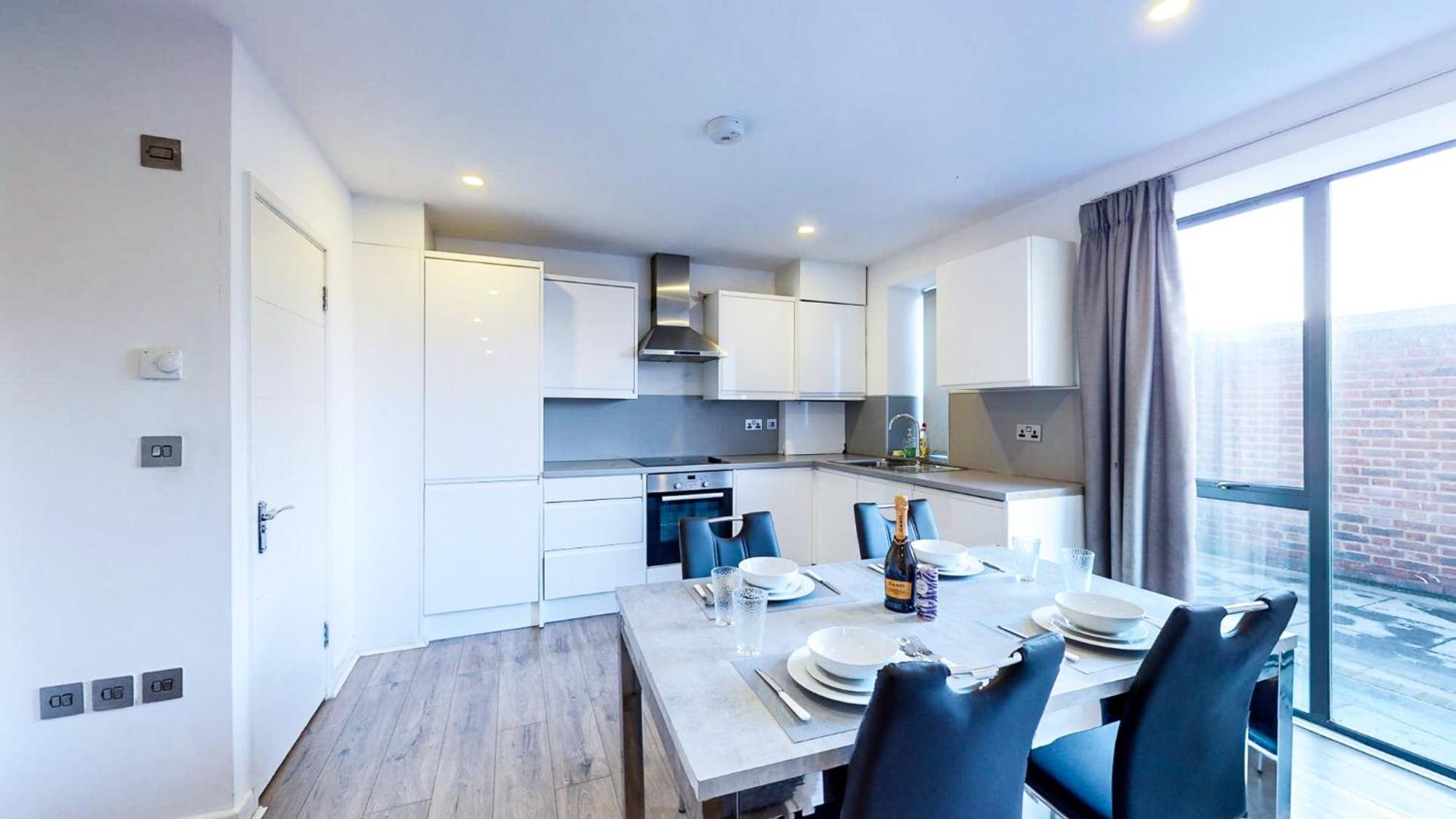 Spacious 8-person House Near Excel Free Parking