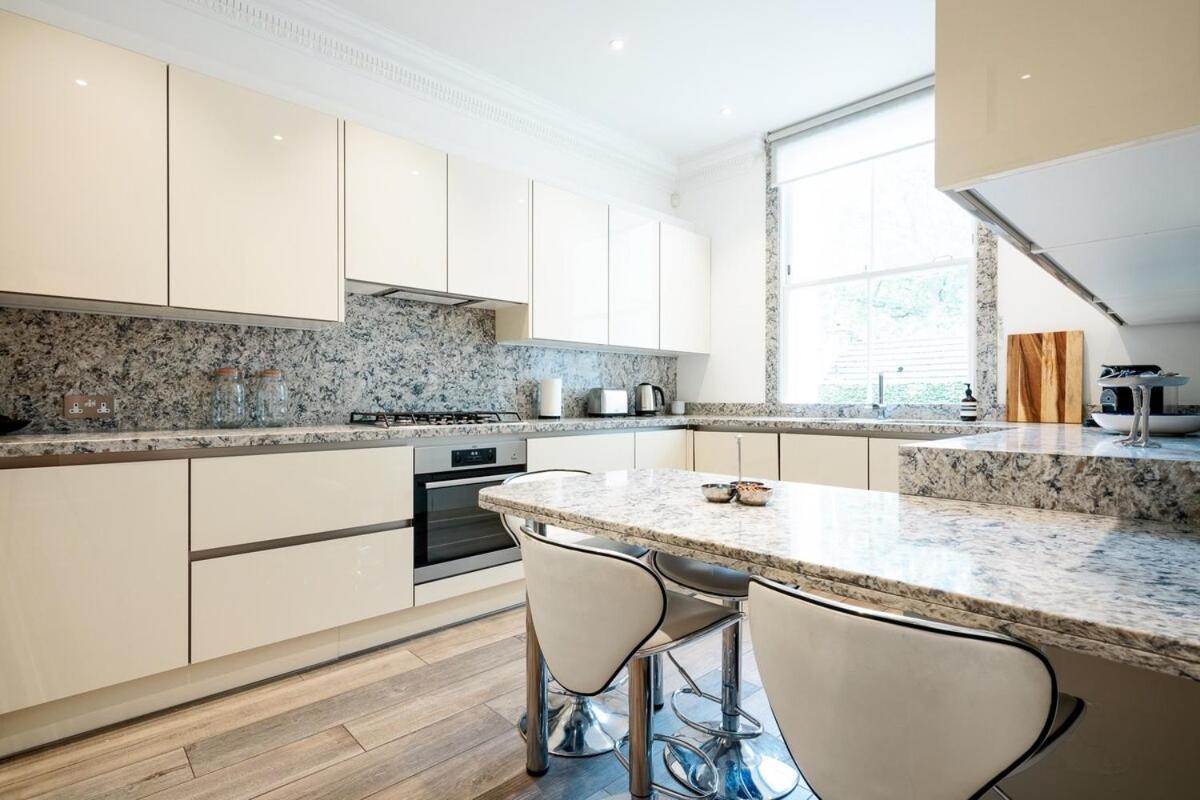 Apartment Exquisite 3brs Maisonette Located In Chelsea *