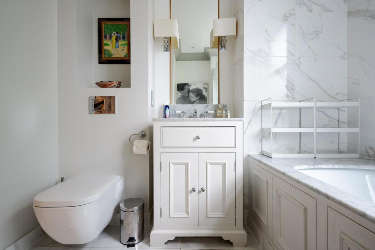 Exquisite 3brs Maisonette Located In Chelsea Apartment