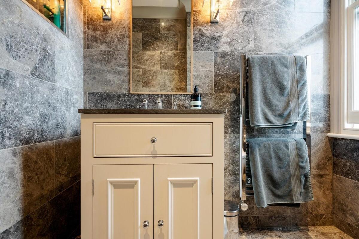 Exquisite 3brs Maisonette Located In Chelsea Apartment London