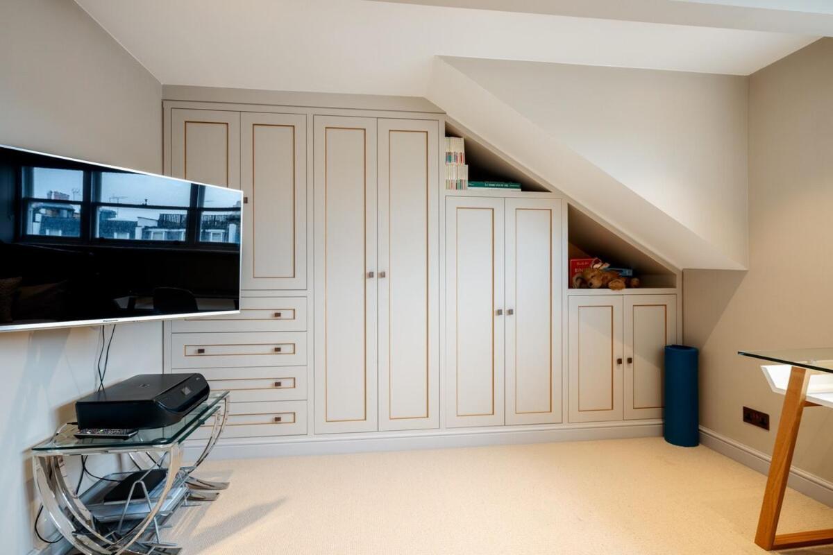 Exquisite 3brs Maisonette Located In Chelsea Apartment