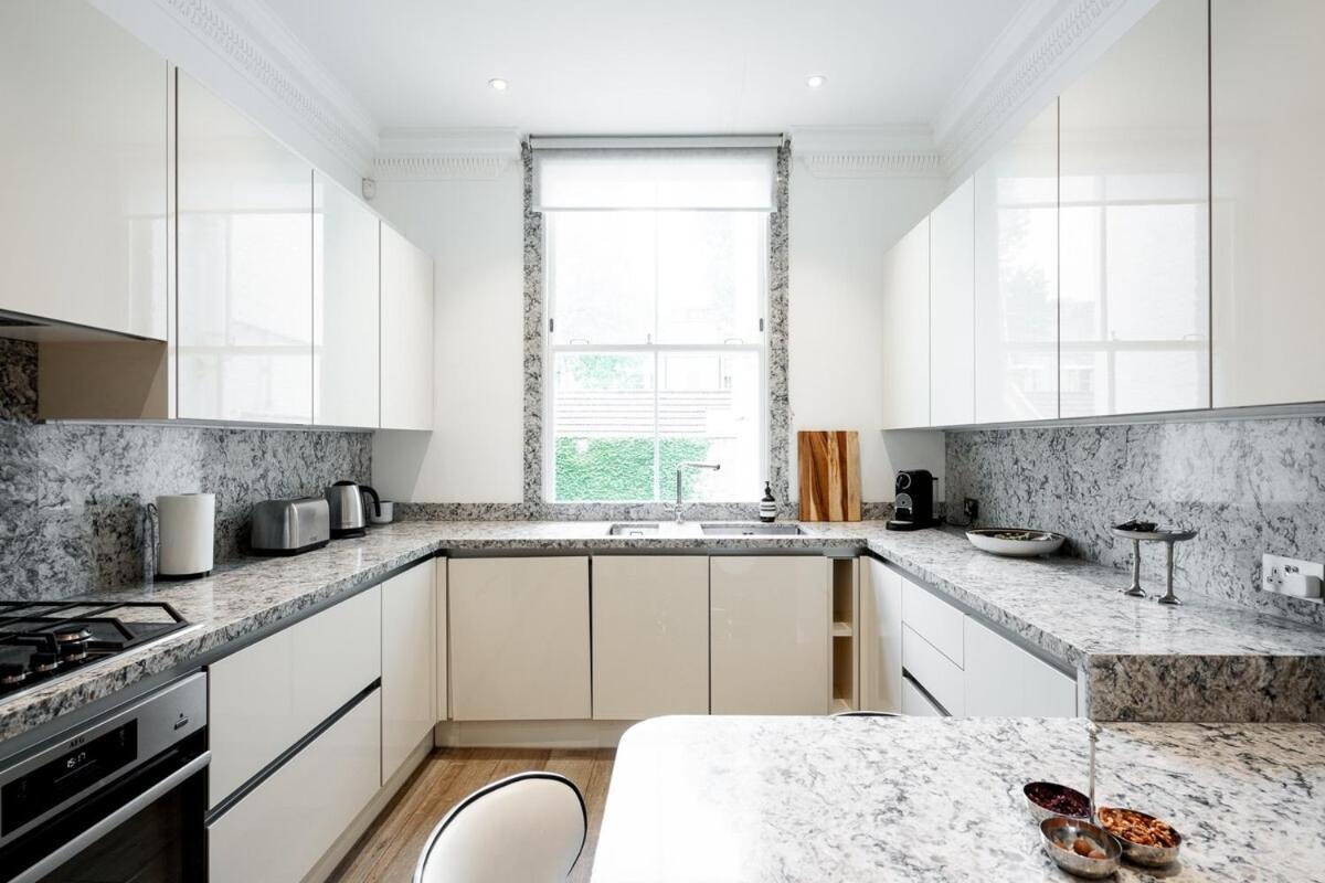 Apartment Exquisite 3brs Maisonette Located In Chelsea