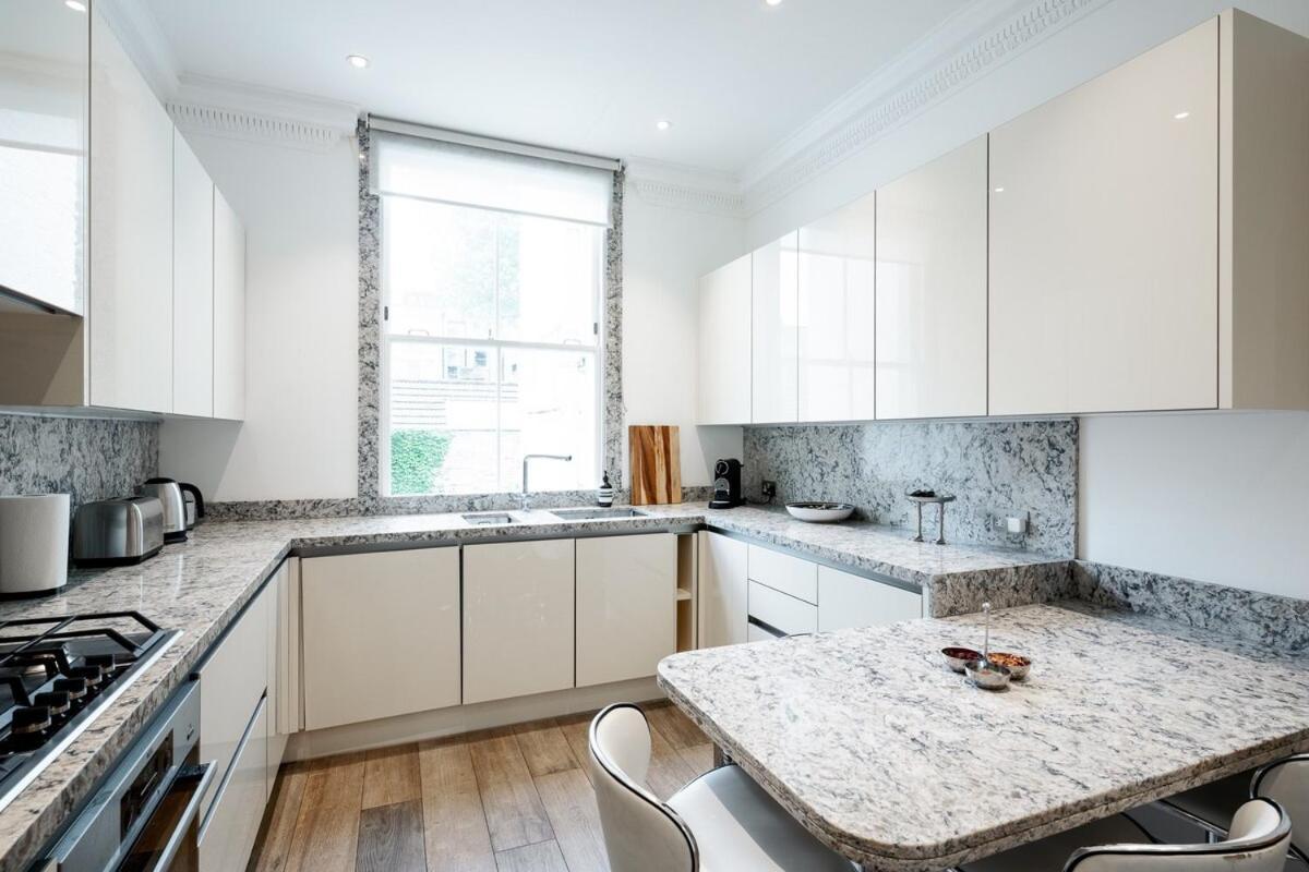 Apartment Exquisite 3brs Maisonette Located In Chelsea *