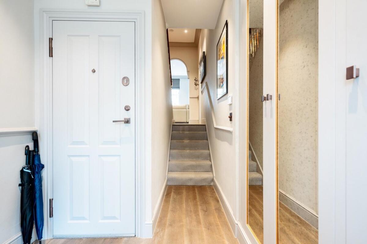 Exquisite 3brs Maisonette Located In Chelsea Apartment