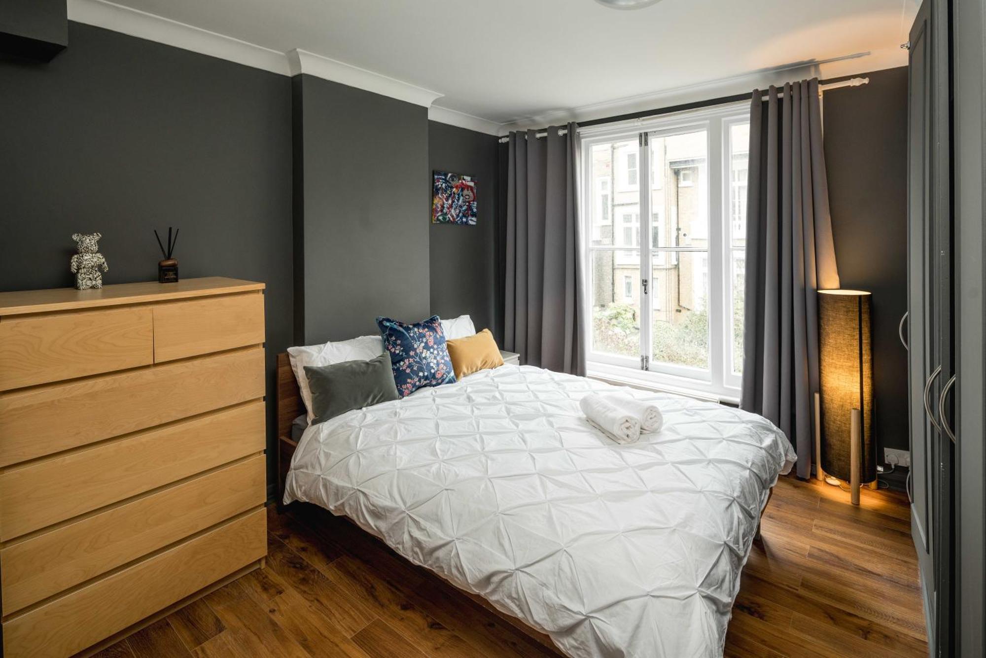 Apartment Beautiful 2-bed, 2 Bathrooms Flat In Zone 1, - Just Minutes Walk To High Street Kensington, Earls Court, Hyde Park