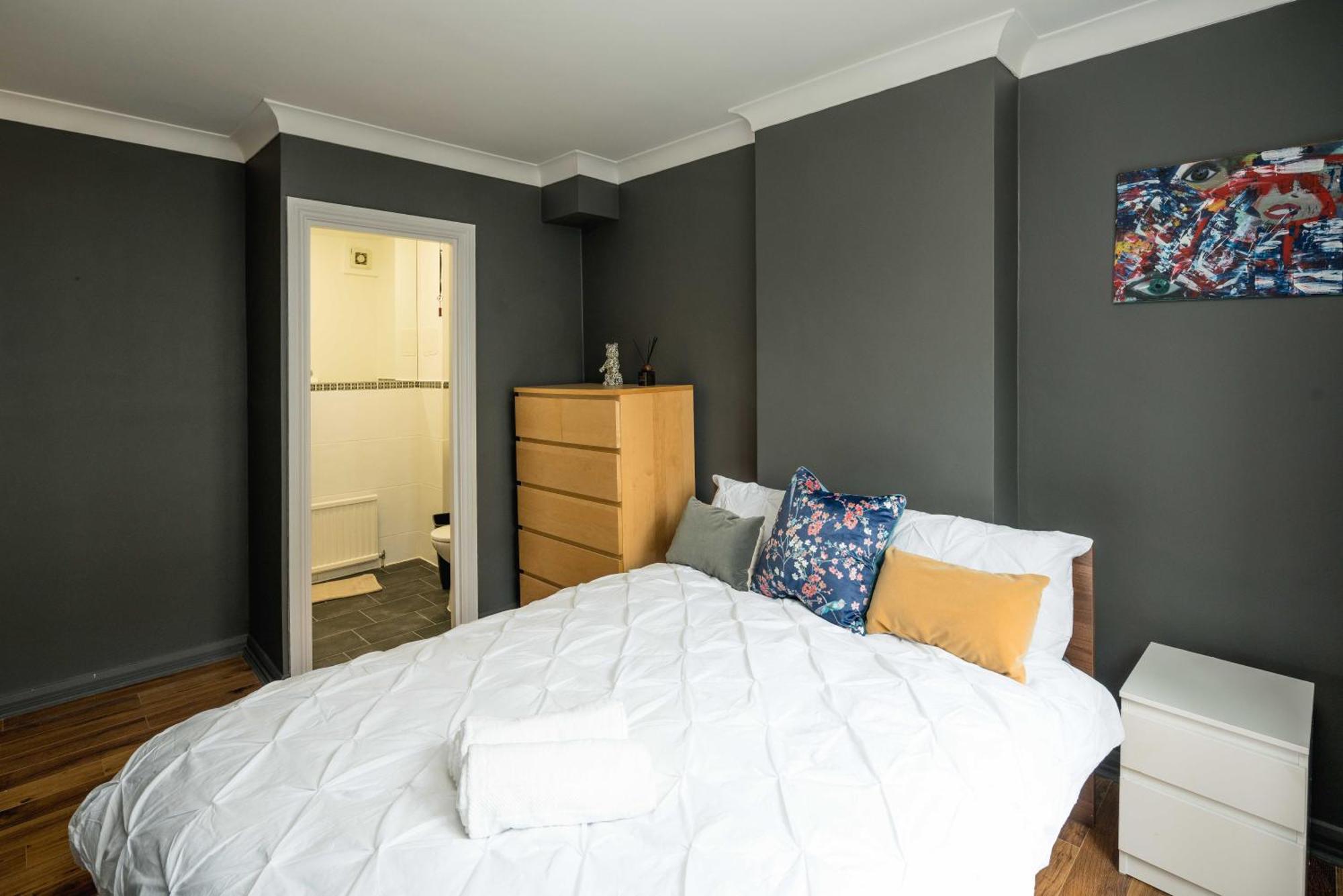 Beautiful 2-bed, 2 Bathrooms Flat In Zone 1, - Just Minutes Walk To High Street Kensington, Earls Court, Hyde Park Apartment