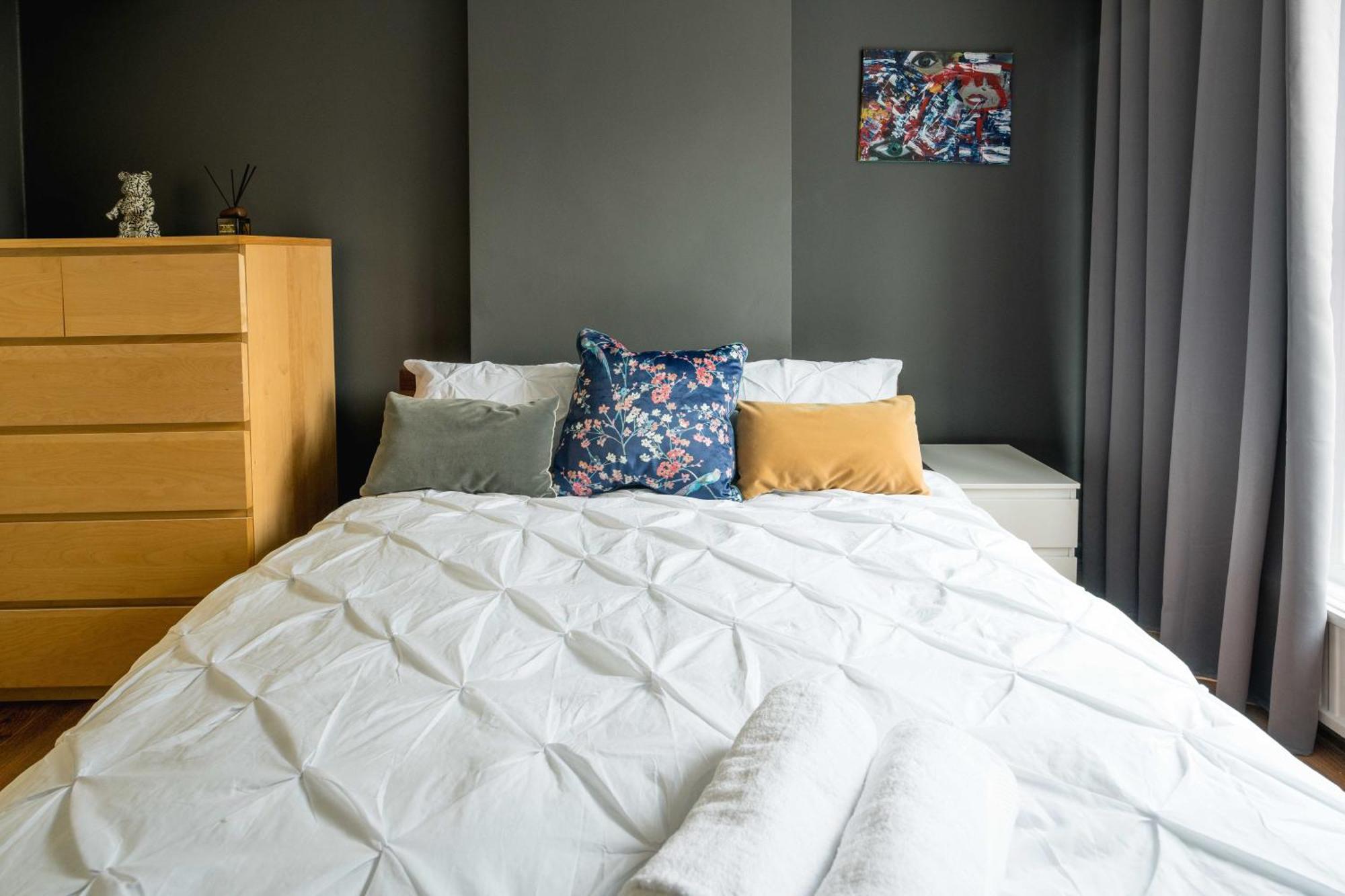 Beautiful 2-bed, 2 Bathrooms Flat In Zone 1, - Just Minutes Walk To High Street Kensington, Earls Court, Hyde Park Apartment London