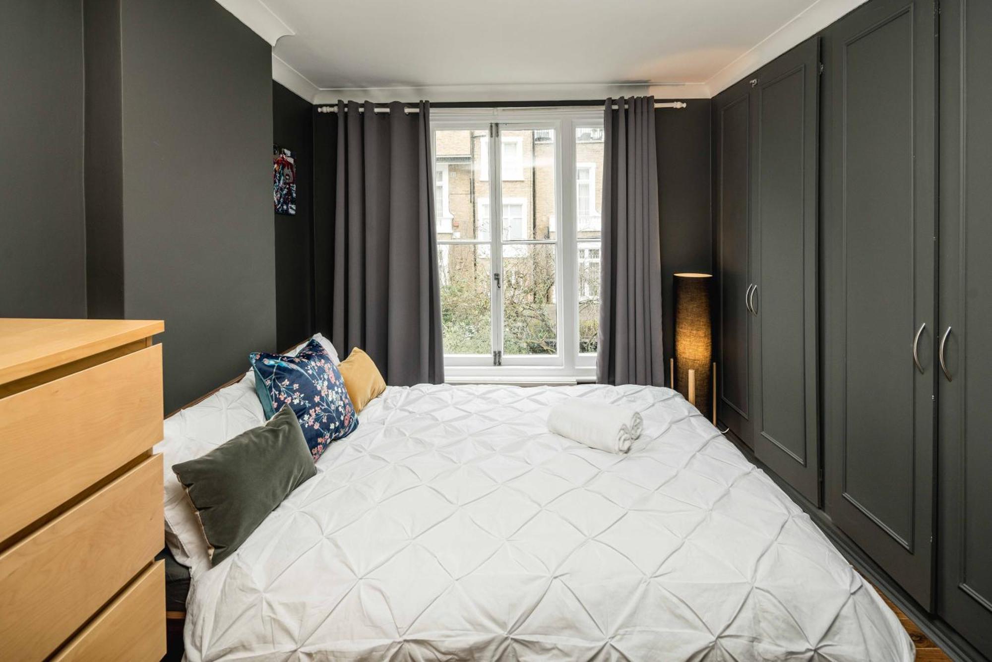 Beautiful 2-bed, 2 Bathrooms Flat In Zone 1, - Just Minutes Walk To High Street Kensington, Earls Court, Hyde Park Apartment