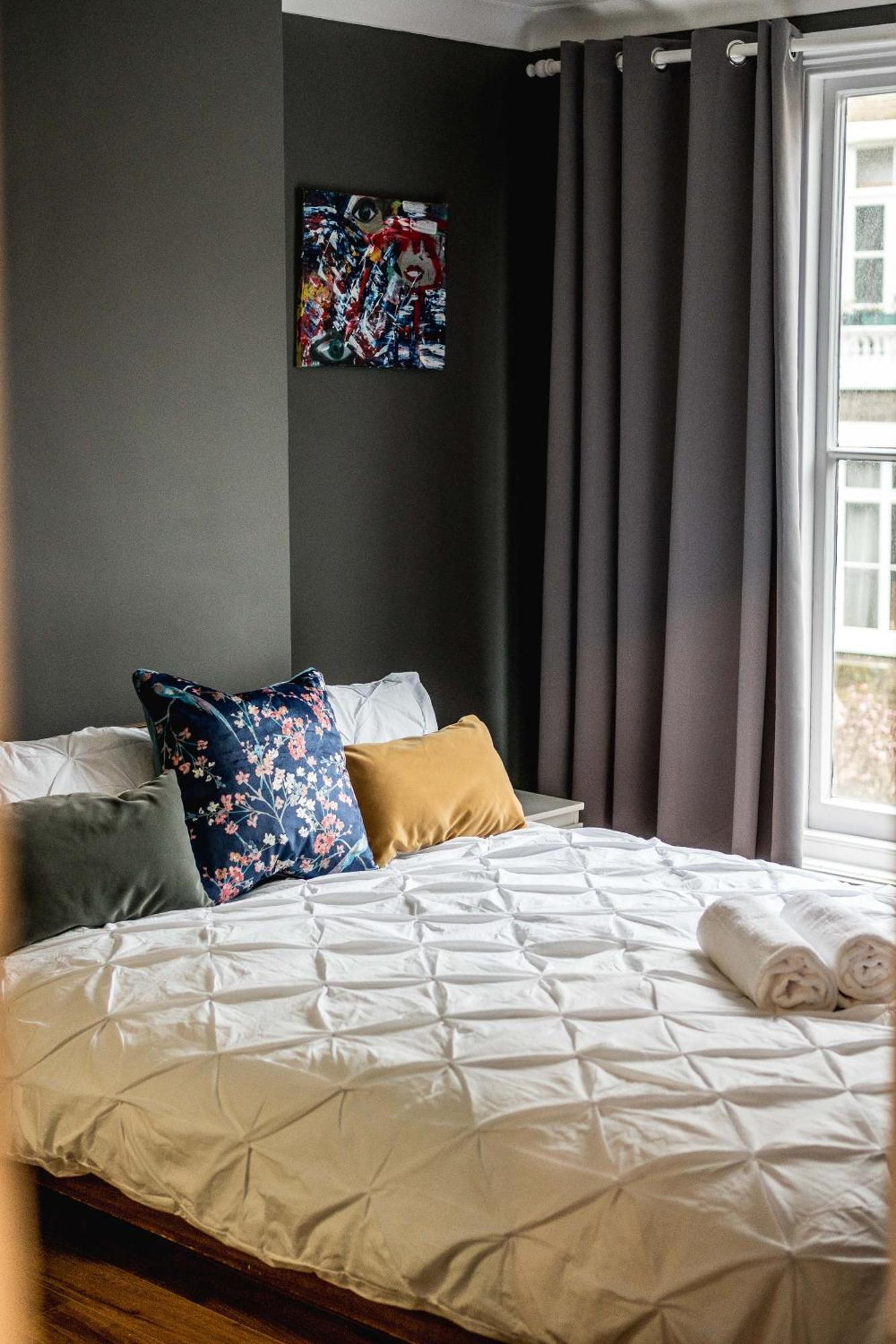 Apartment Beautiful 2-bed, 2 Bathrooms Flat In Zone 1, - Just Minutes Walk To High Street Kensington, Earls Court, Hyde Park *
