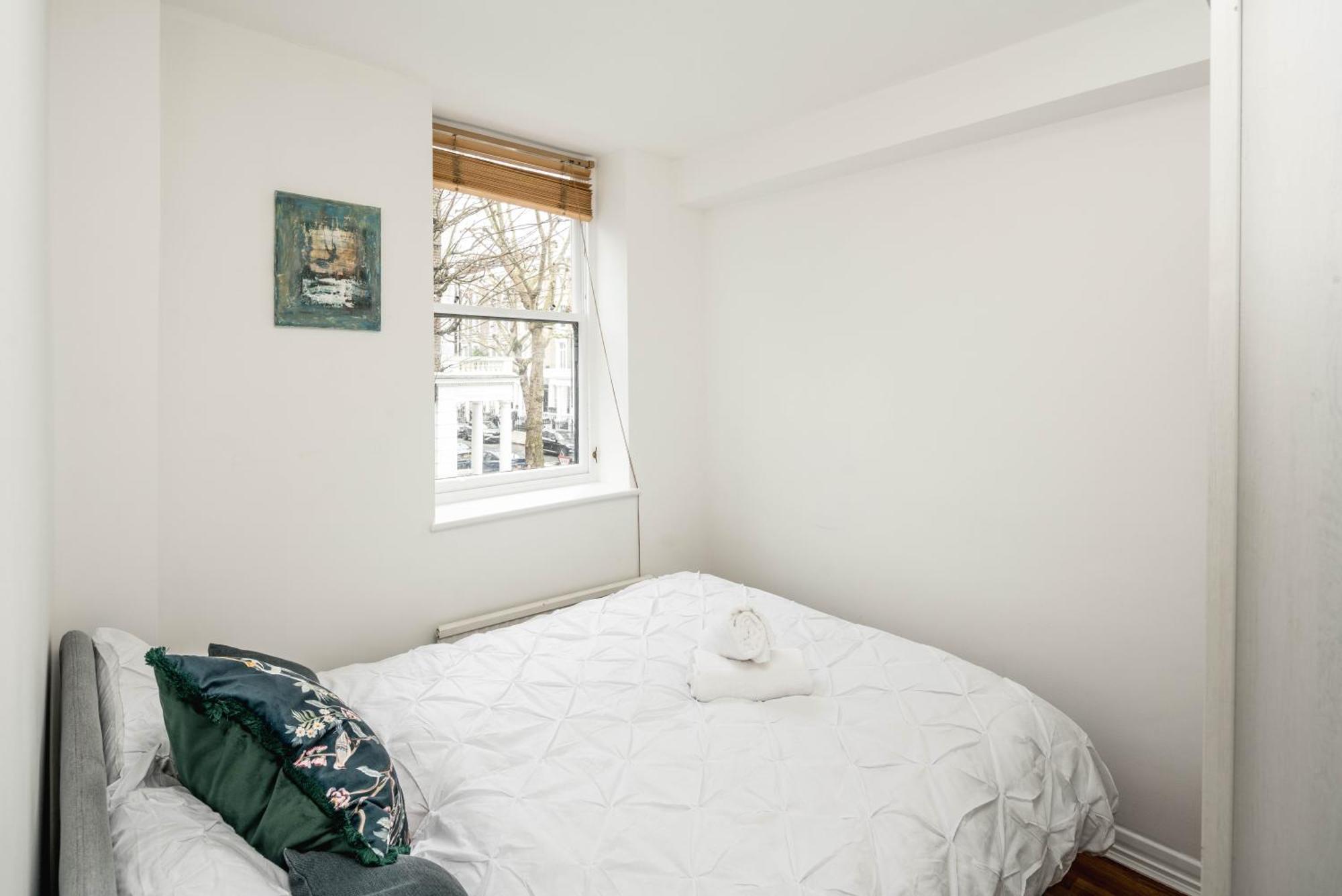 Beautiful 2-bed, 2 Bathrooms Flat In Zone 1, - Just Minutes Walk To High Street Kensington, Earls Court, Hyde Park London