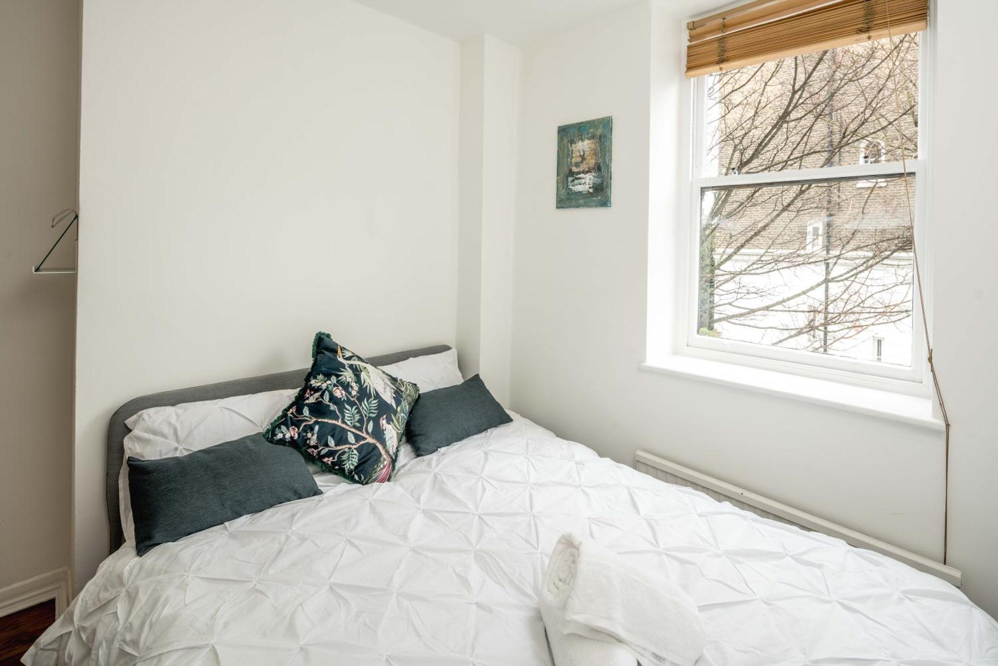 Beautiful 2-bed, 2 Bathrooms Flat In Zone 1, - Just Minutes Walk To High Street Kensington, Earls Court, Hyde Park Apartment London