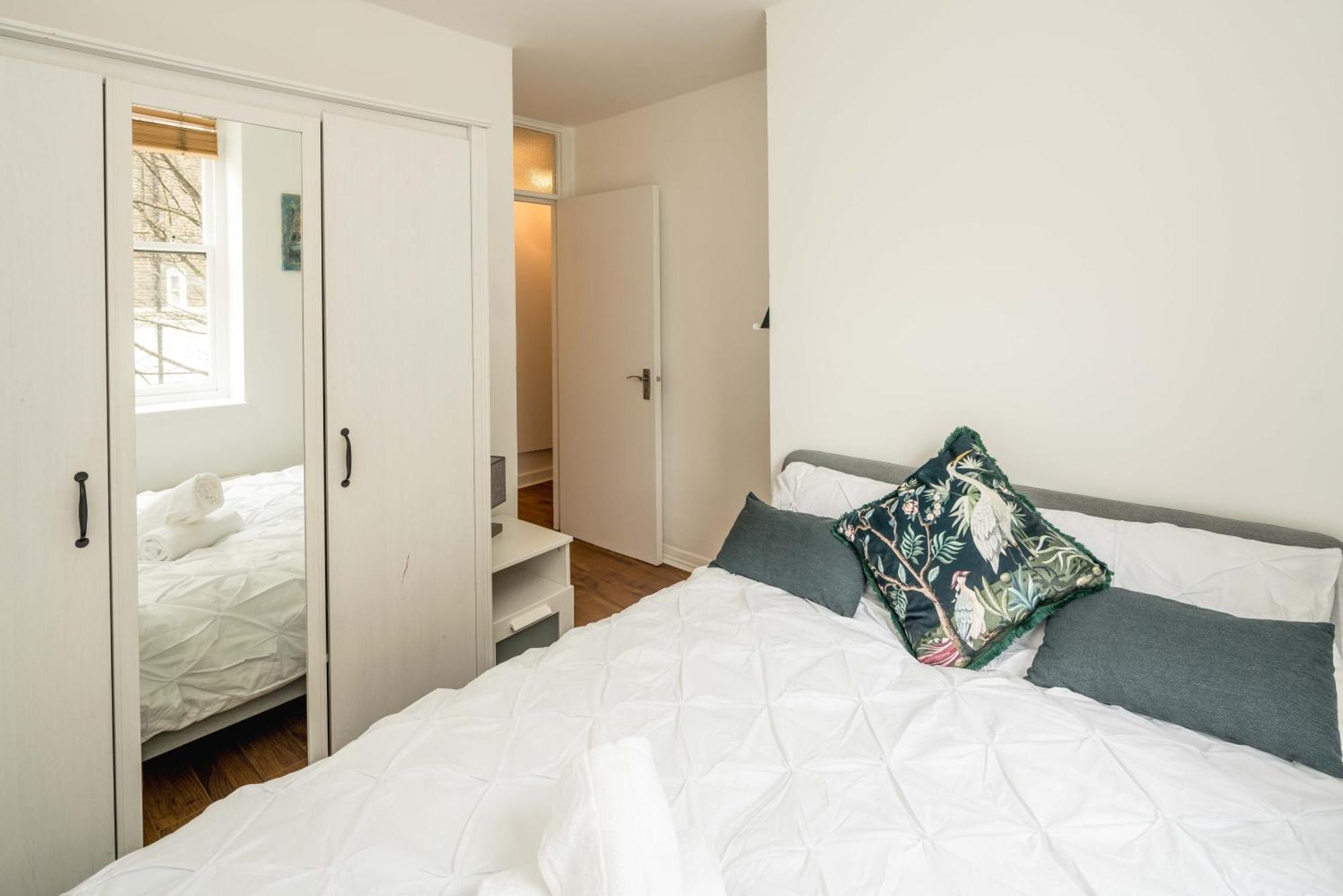 Apartment Beautiful 2-bed, 2 Bathrooms Flat In Zone 1, - Just Minutes Walk To High Street Kensington, Earls Court, Hyde Park London