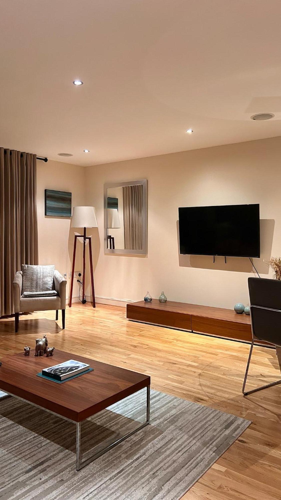 Apartment Comfortable & Well-located 2 Bed In Chelsea London