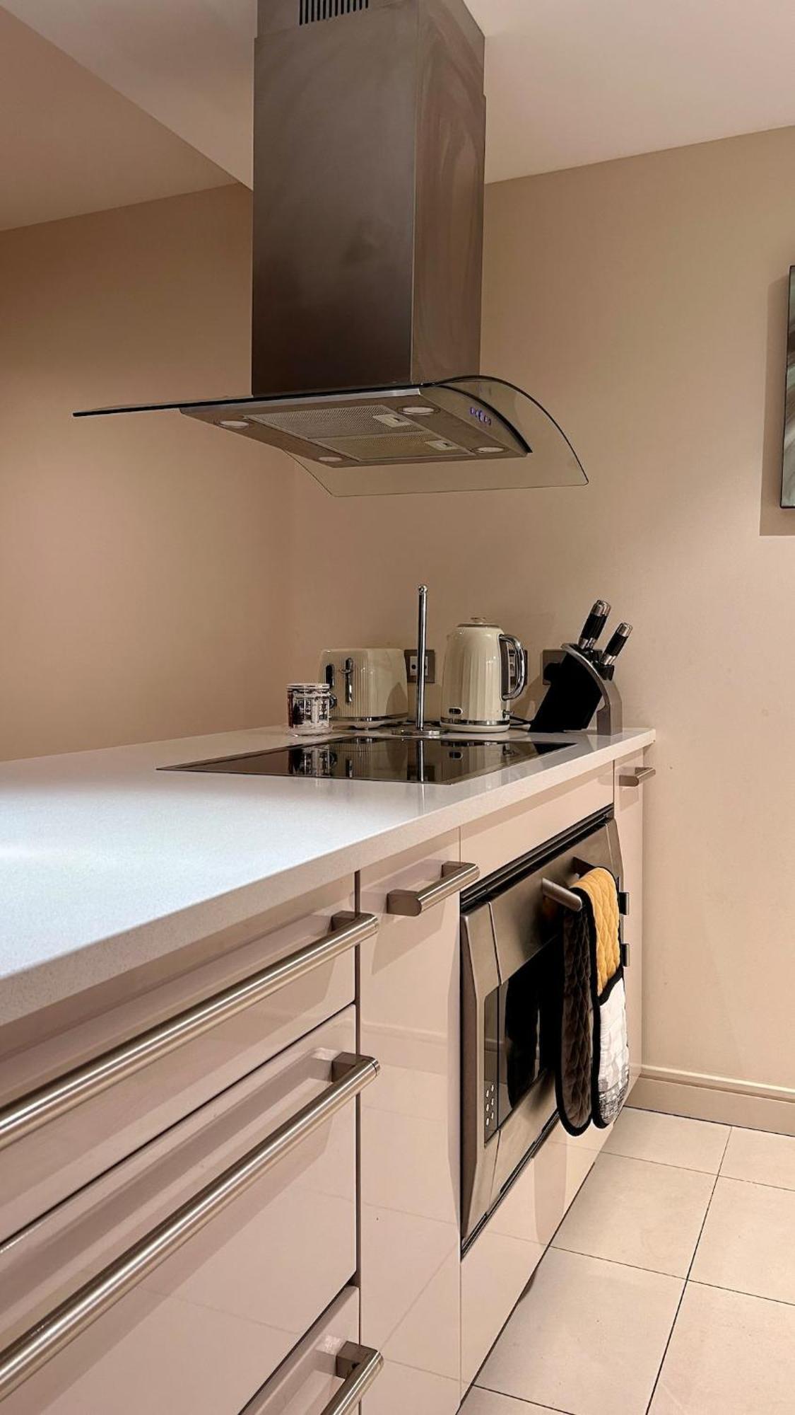 Comfortable & Well-located 2 Bed In Chelsea Apartment