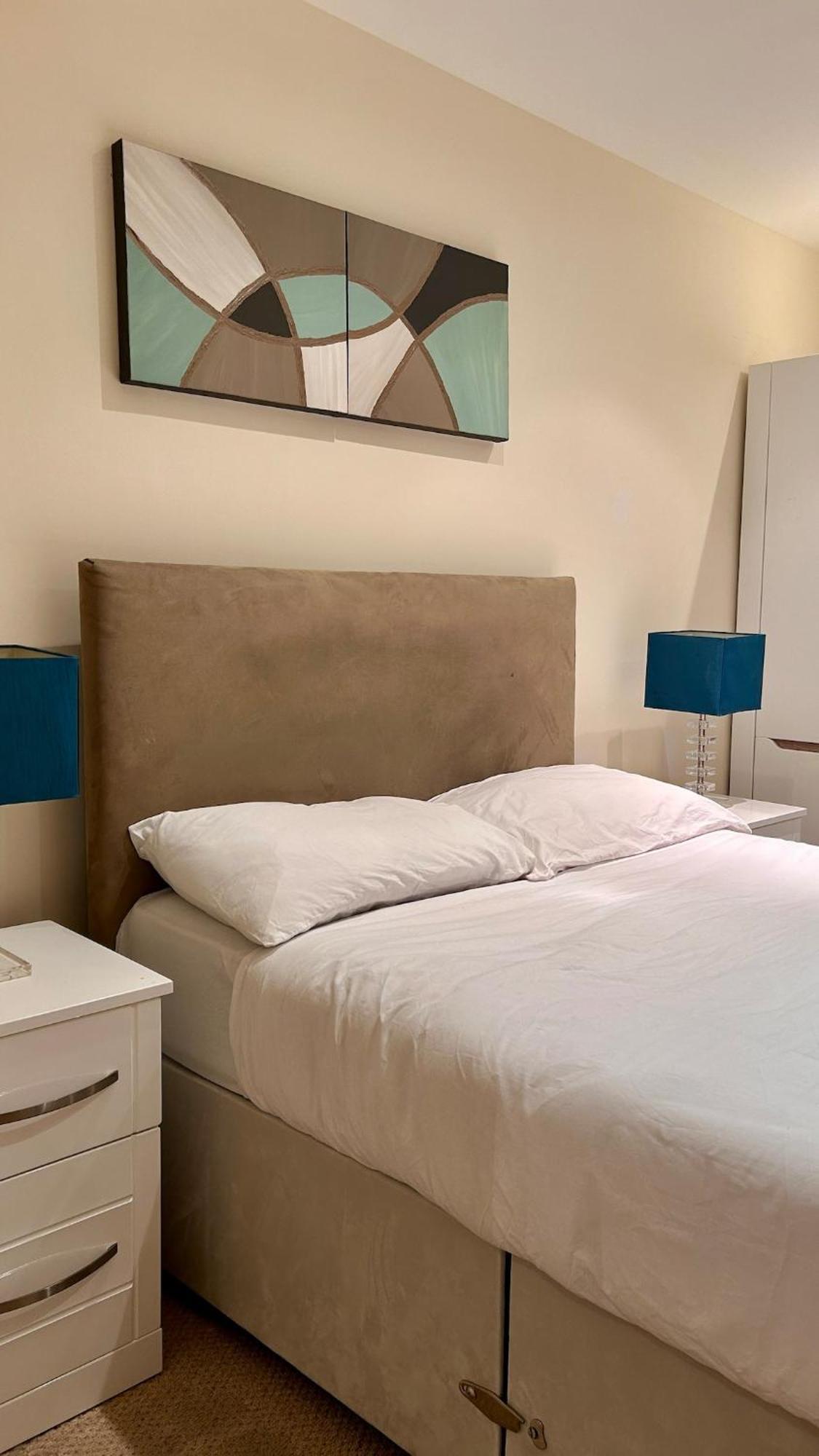 Comfortable & Well-located 2 Bed In Chelsea Apartment