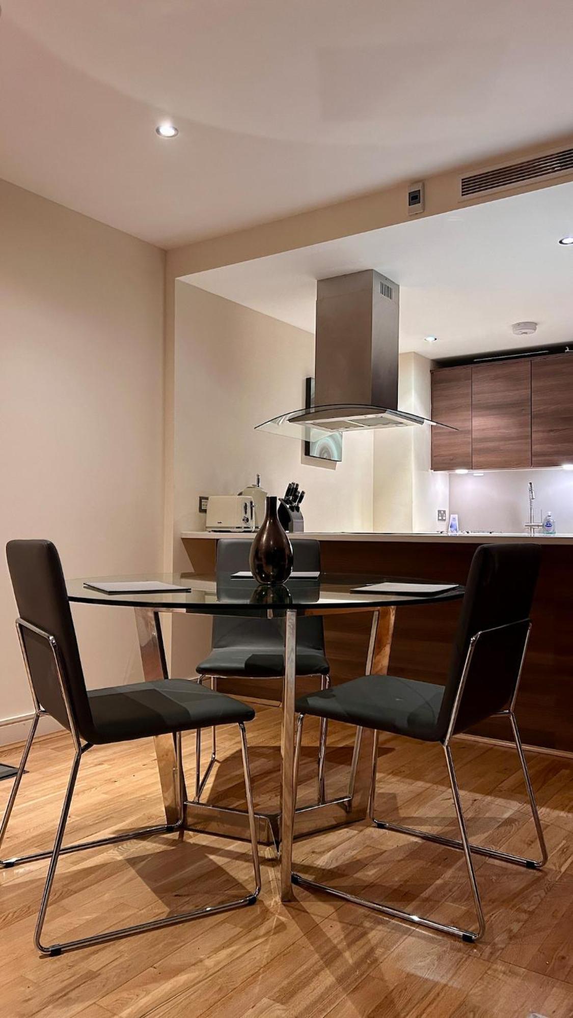 Comfortable & Well-located 2 Bed In Chelsea Apartment