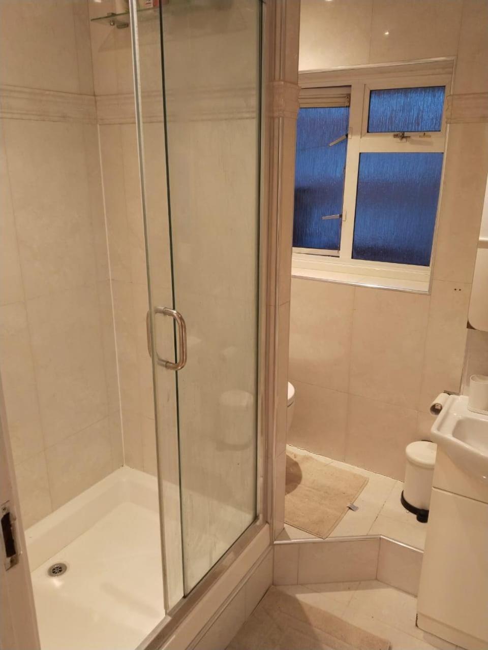 Royal Height - 3 Bed In Wembley * Londen
